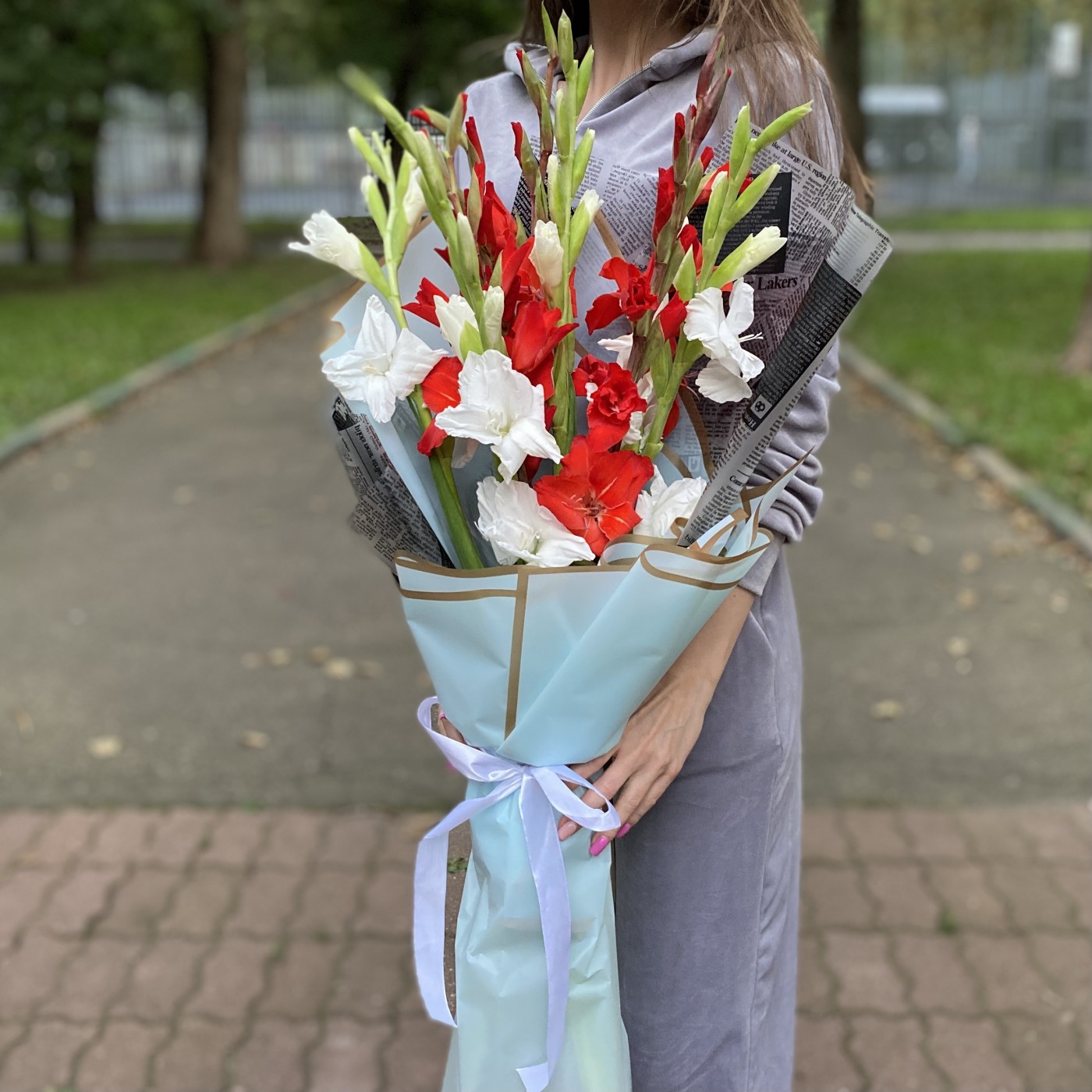 9 белых и красных гладиолусов