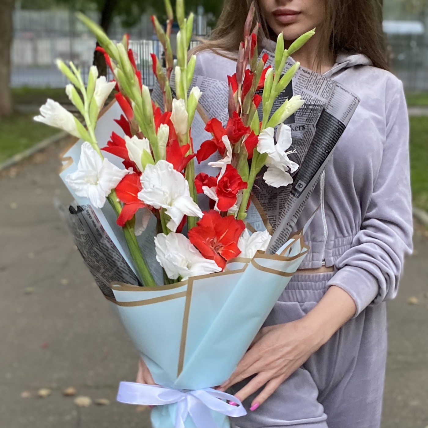 9 белых и красных гладиолусов