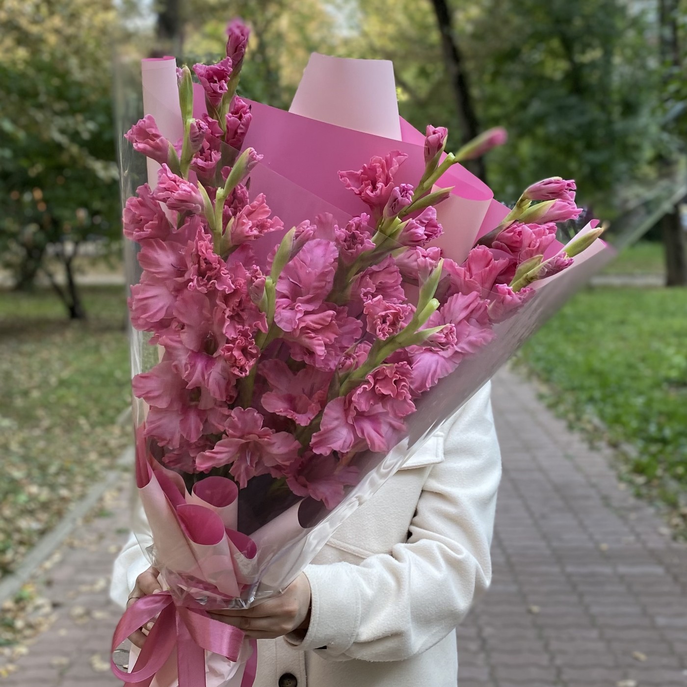 9 розовых гладиолусов
