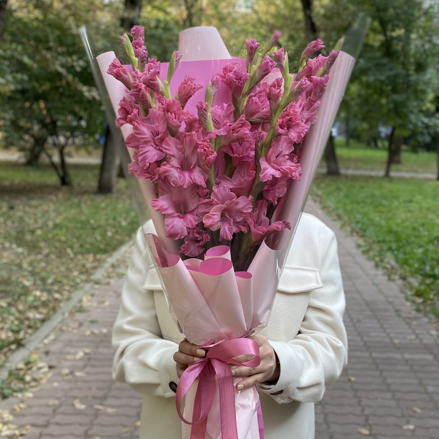 9 розовых гладиолусов