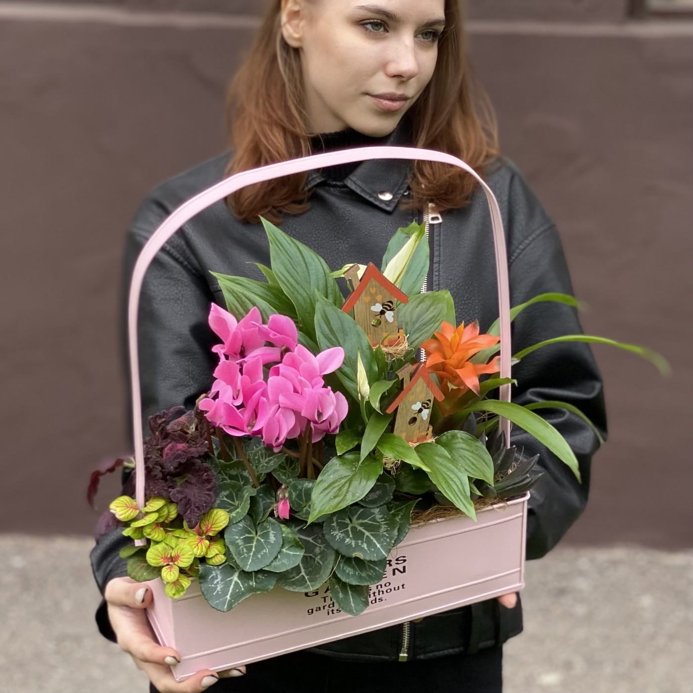 Композиция с цикламеном и спатифиллумом в металлическом кашпо