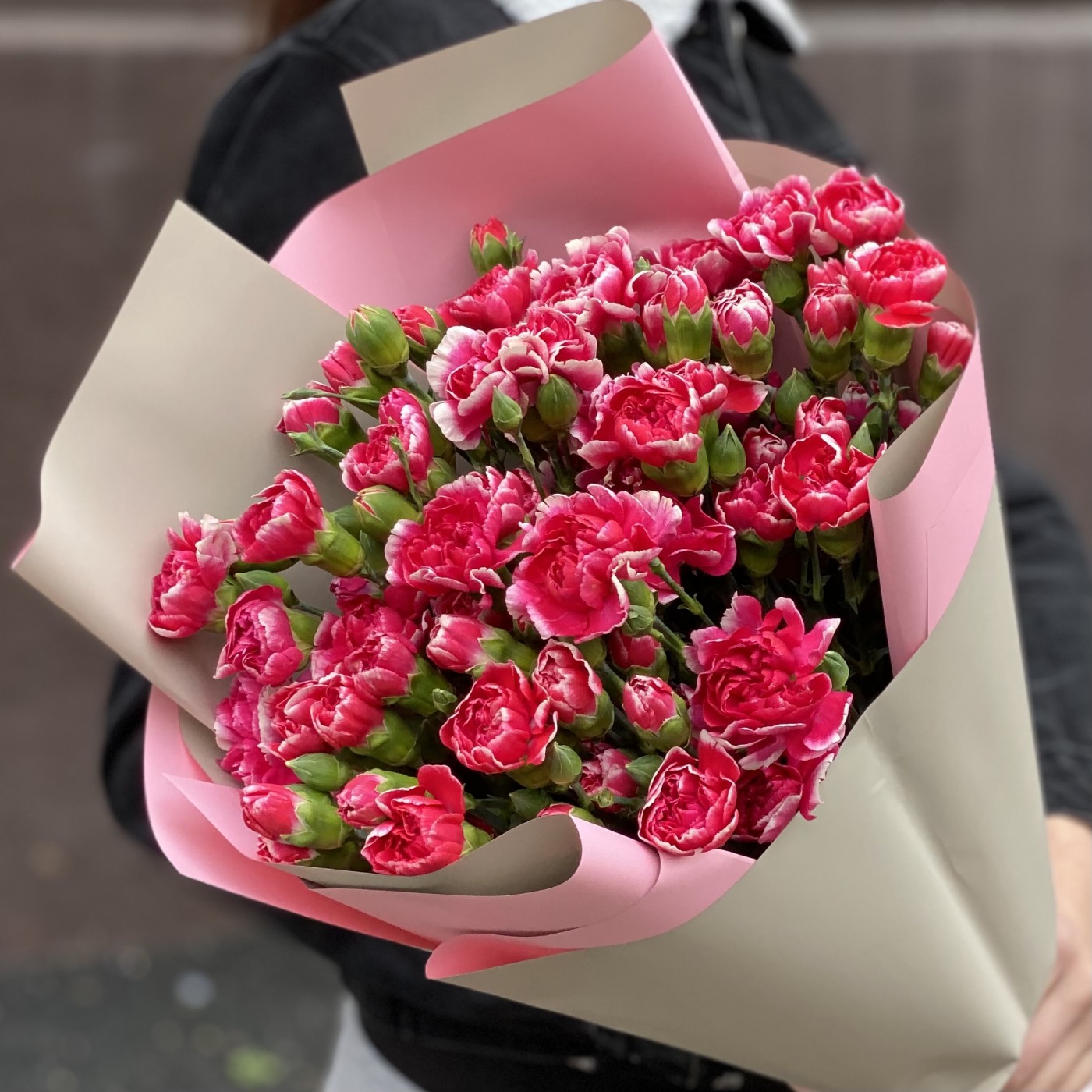 Букет из 25 кустовых малиновых гвоздик