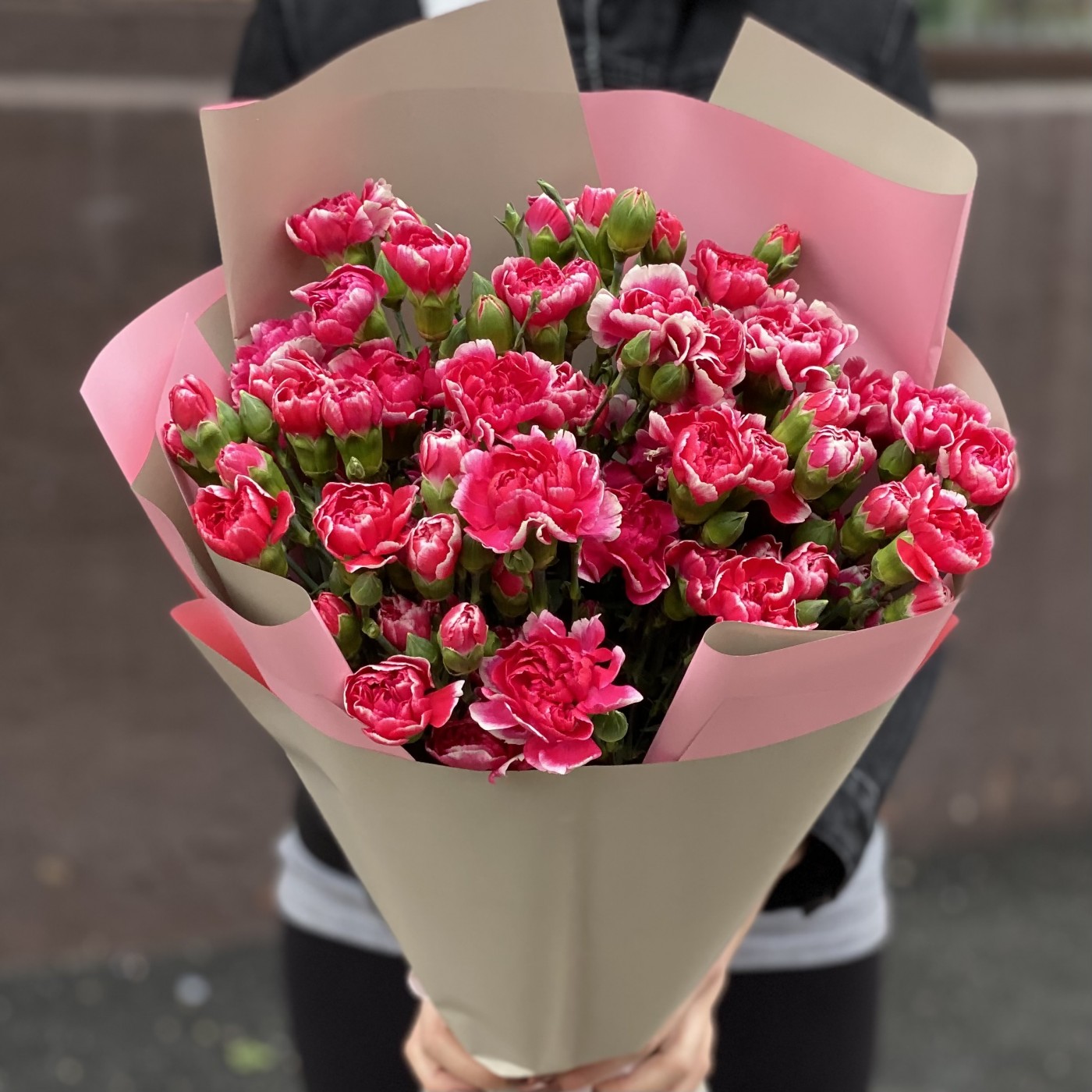 Букет из 25 кустовых малиновых гвоздик