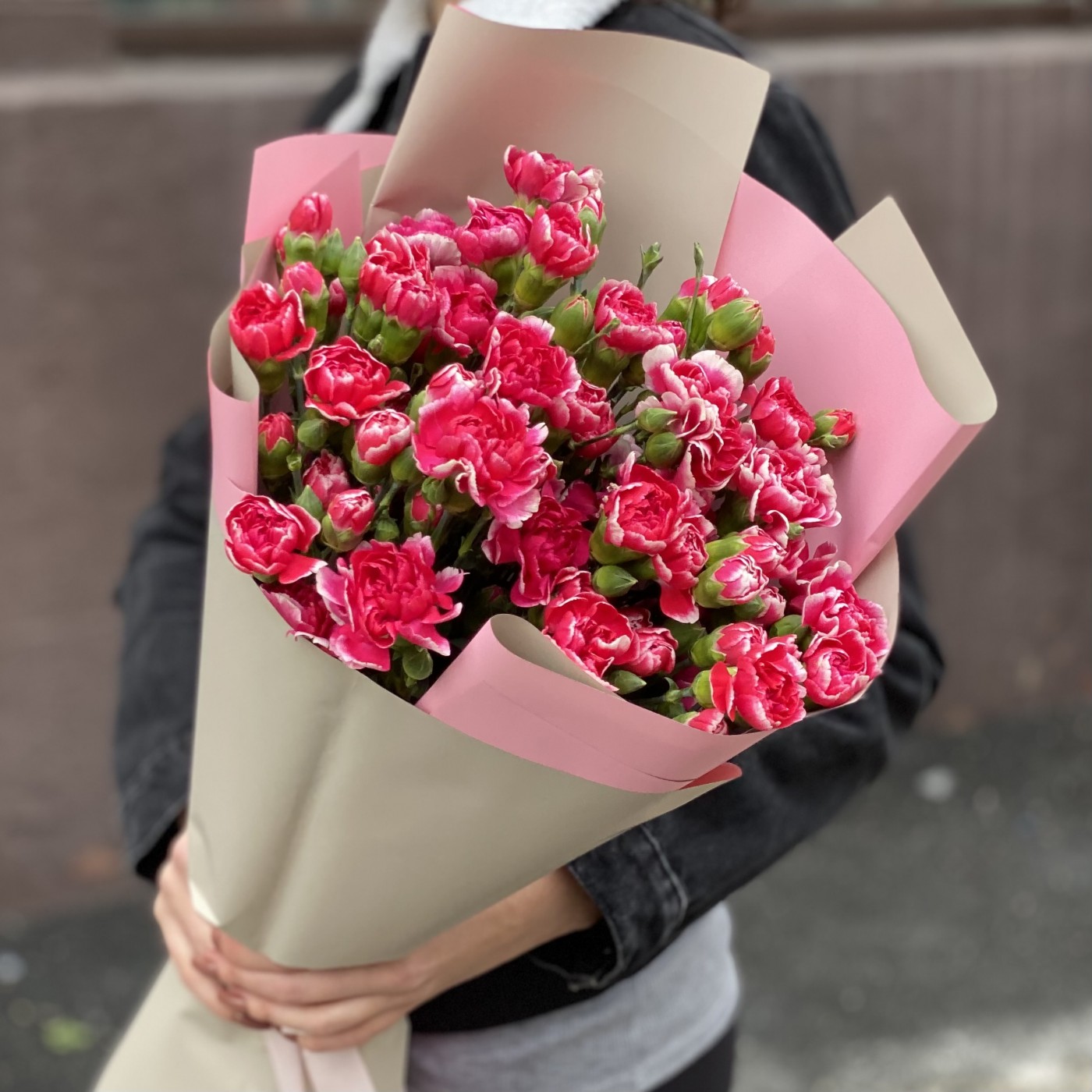 Букет из 25 кустовых малиновых гвоздик