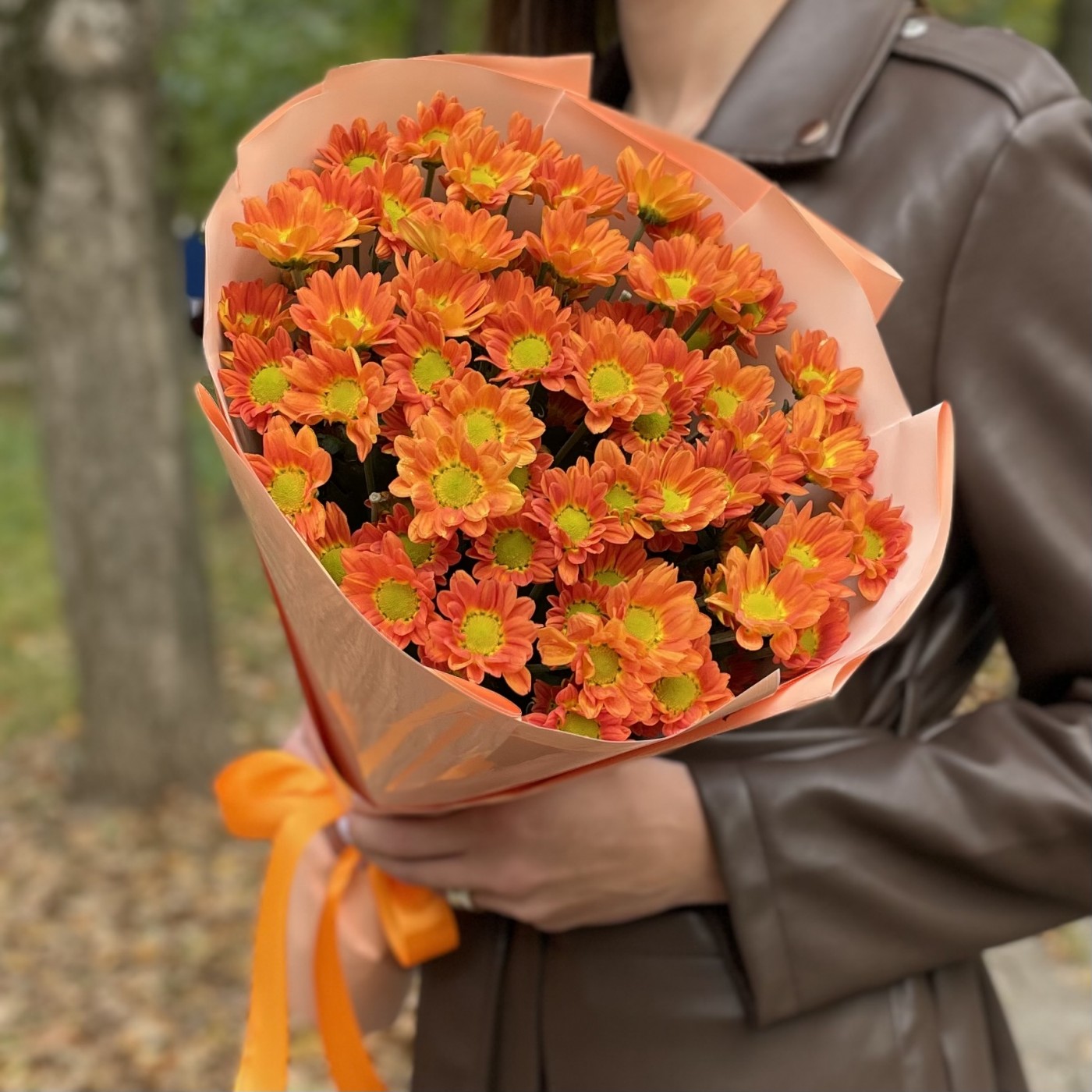 9 оранжевых кустовых хризантем Бакарди