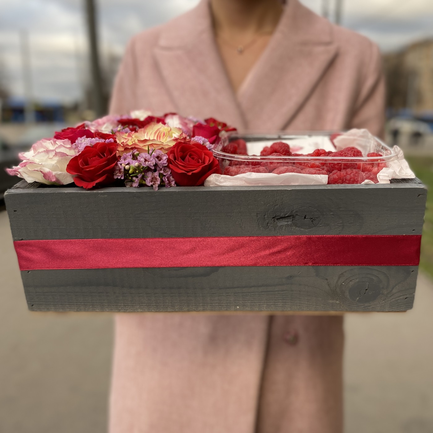 Цветы в коробке с малиной
