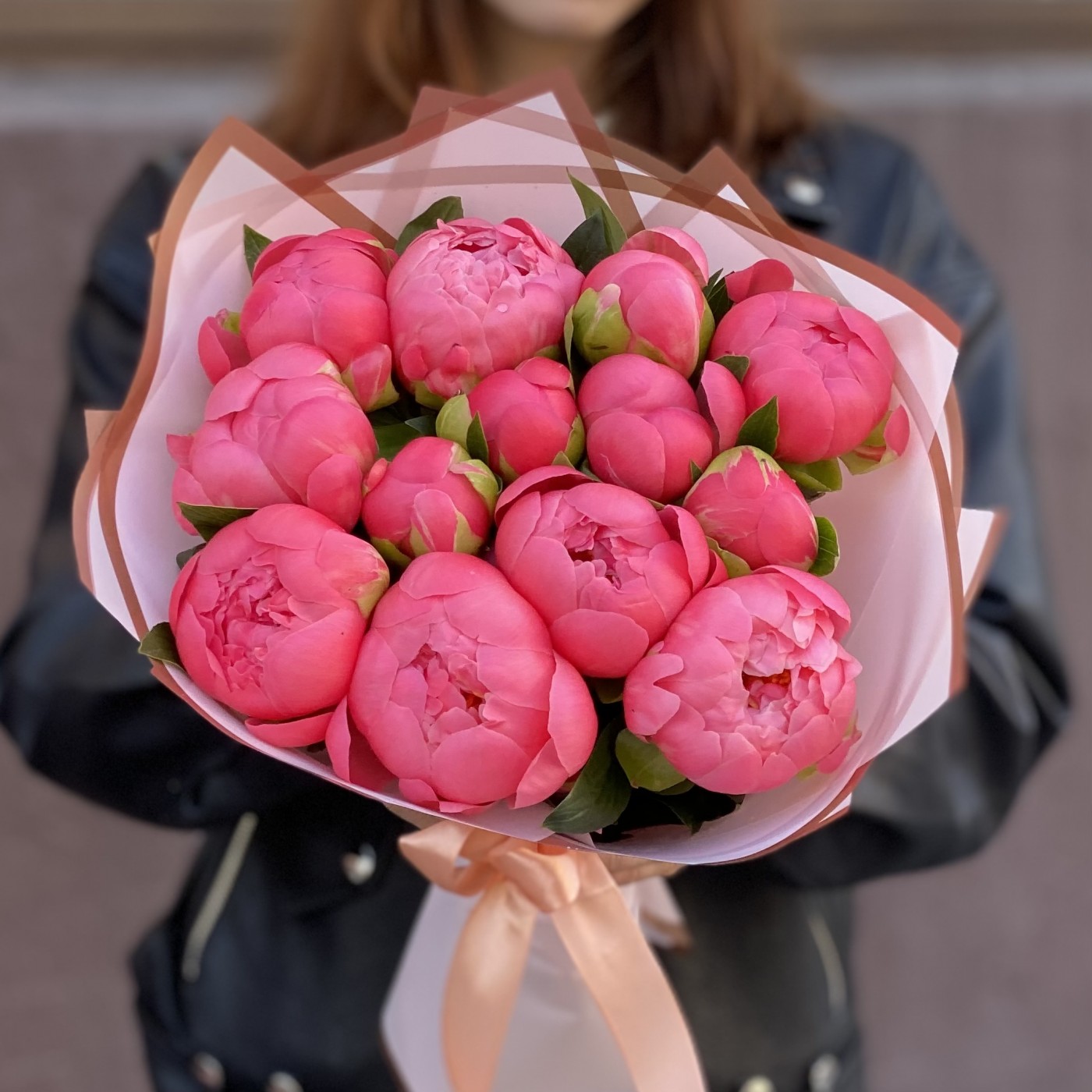 Букет из 13 коралловых пионов