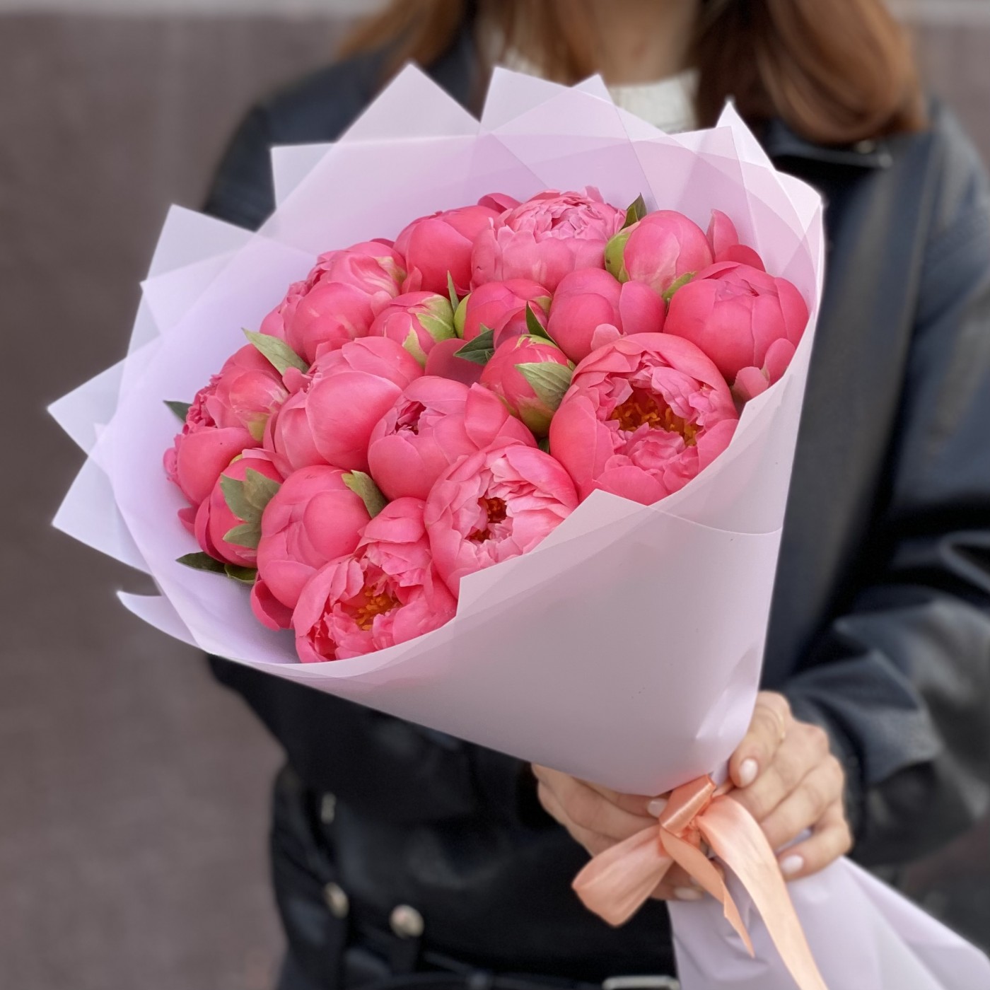 Букет из 17 коралловых пионов