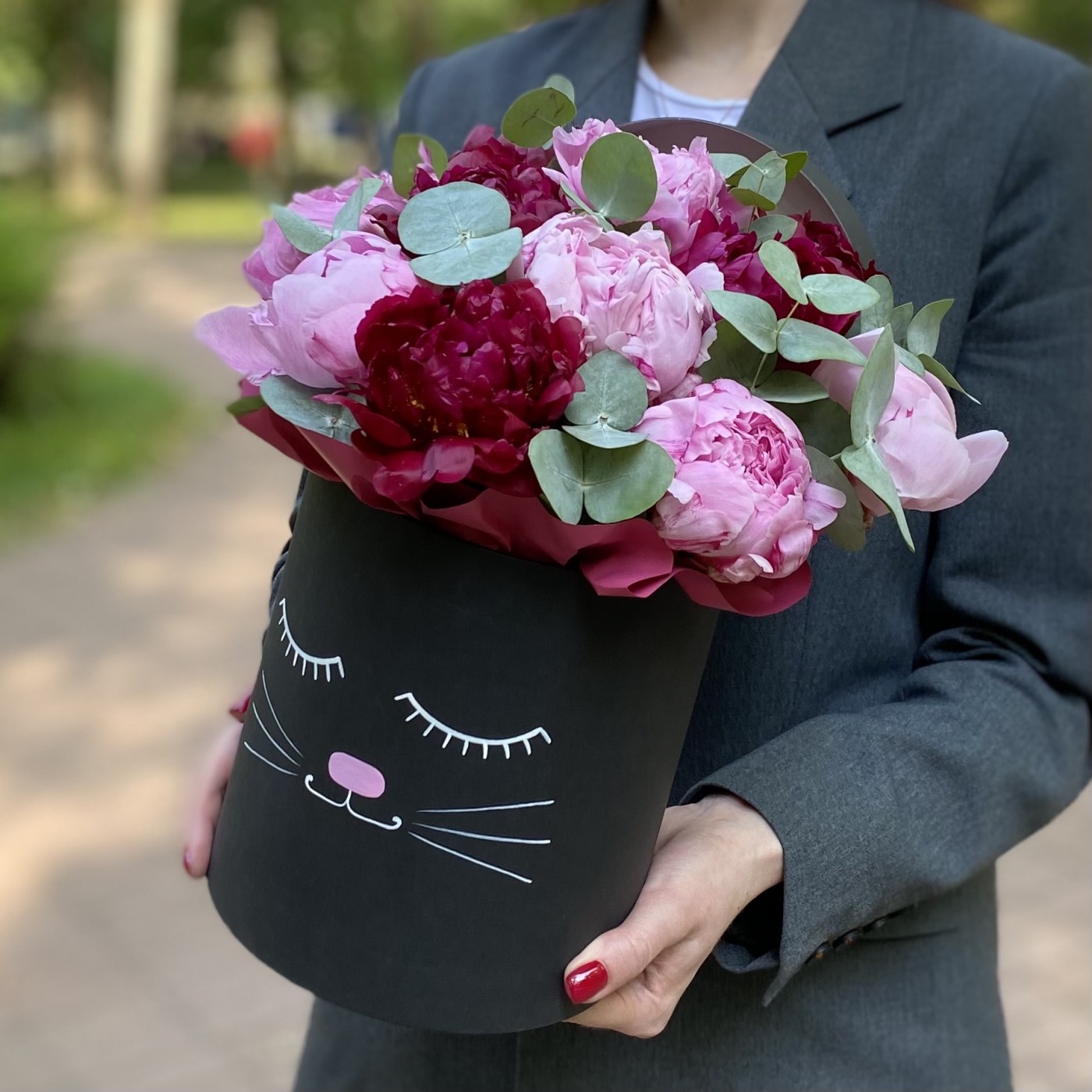 Композиция Кошечка с пионами