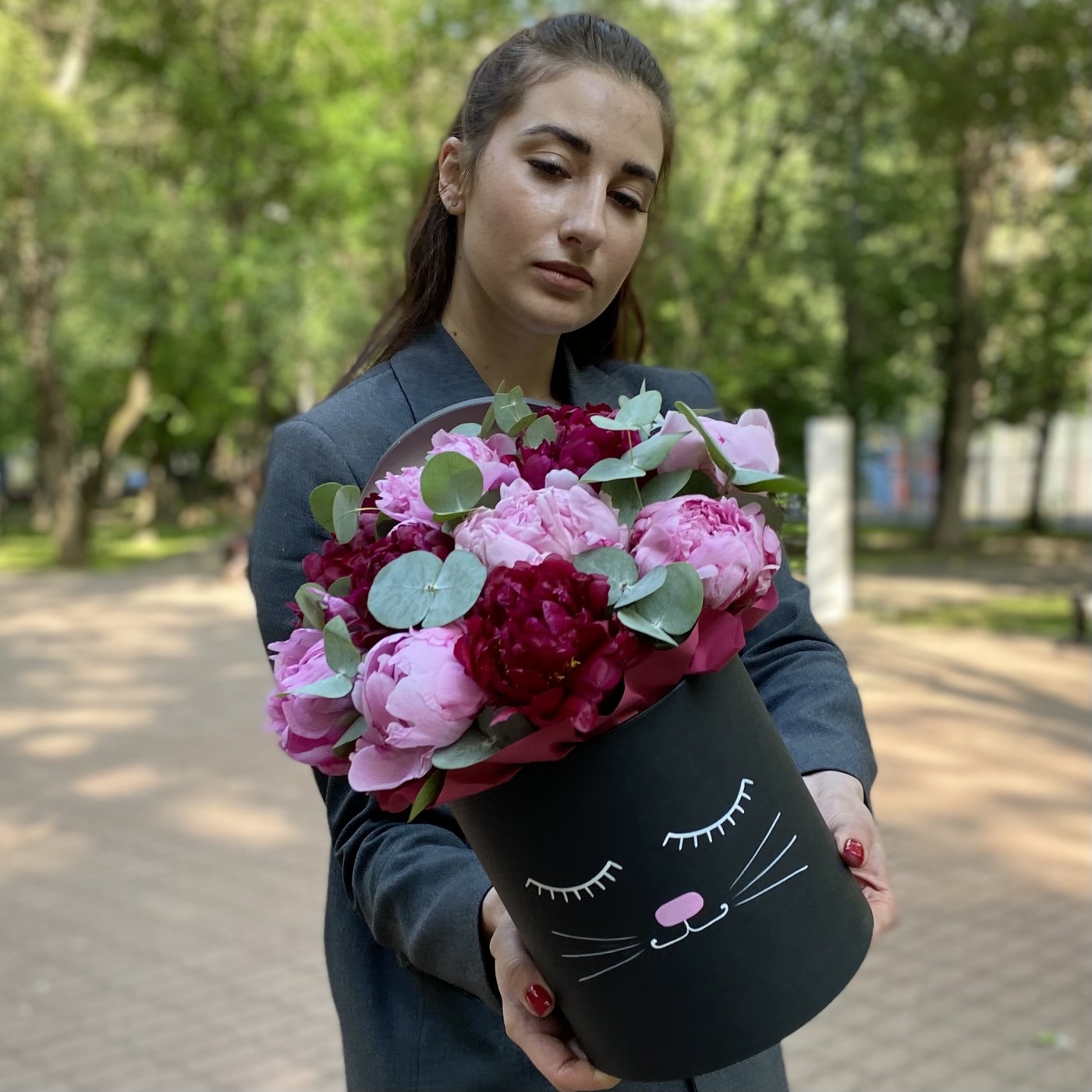 Композиция Кошечка с пионами