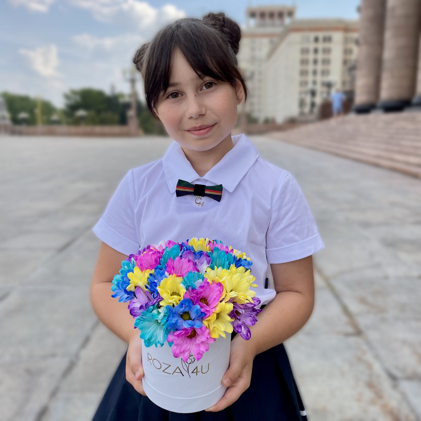 Белая коробка радужных хризантем