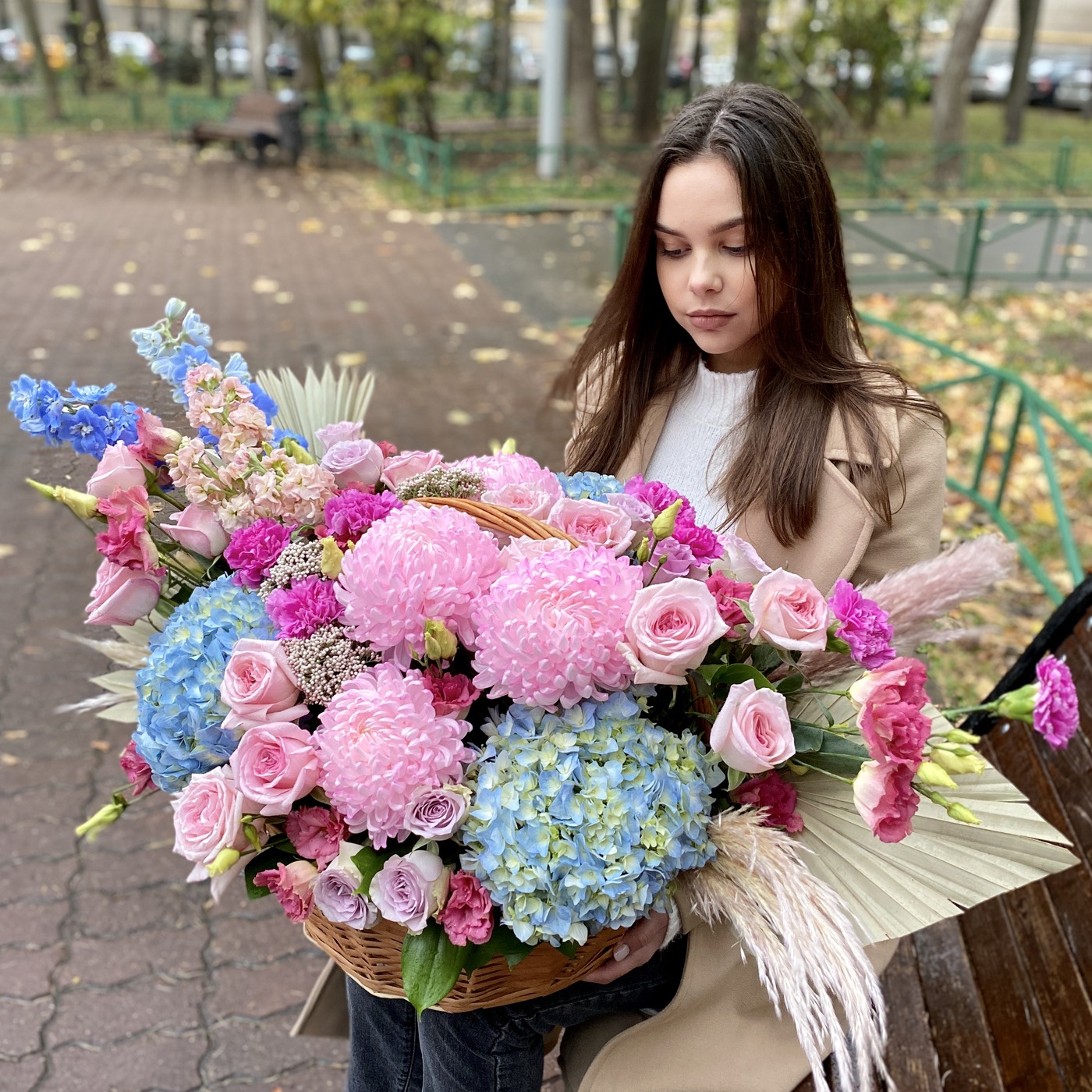 Цветочная композиция в корзине Сладкая жизнь