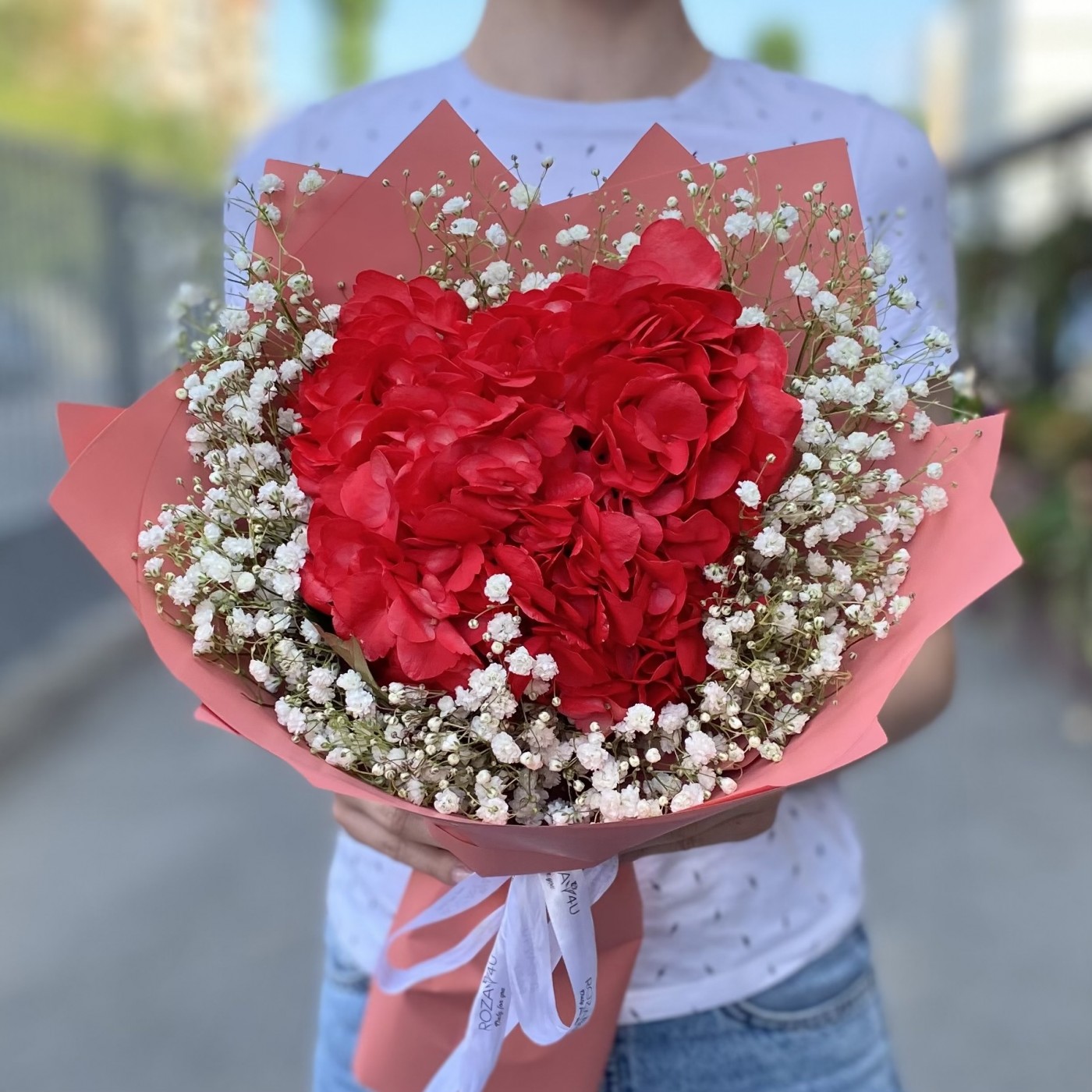 Красная гортензия с гипсофилой