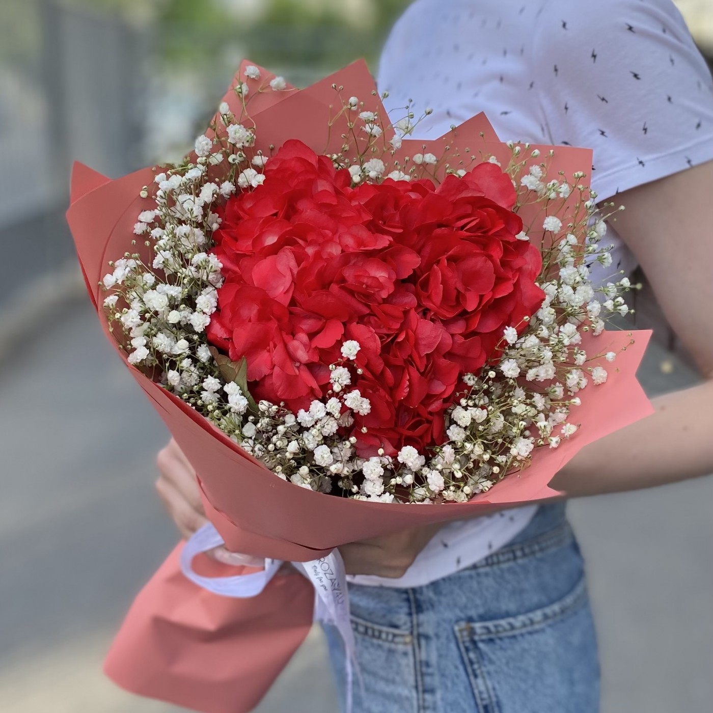 Красная гортензия с гипсофилой