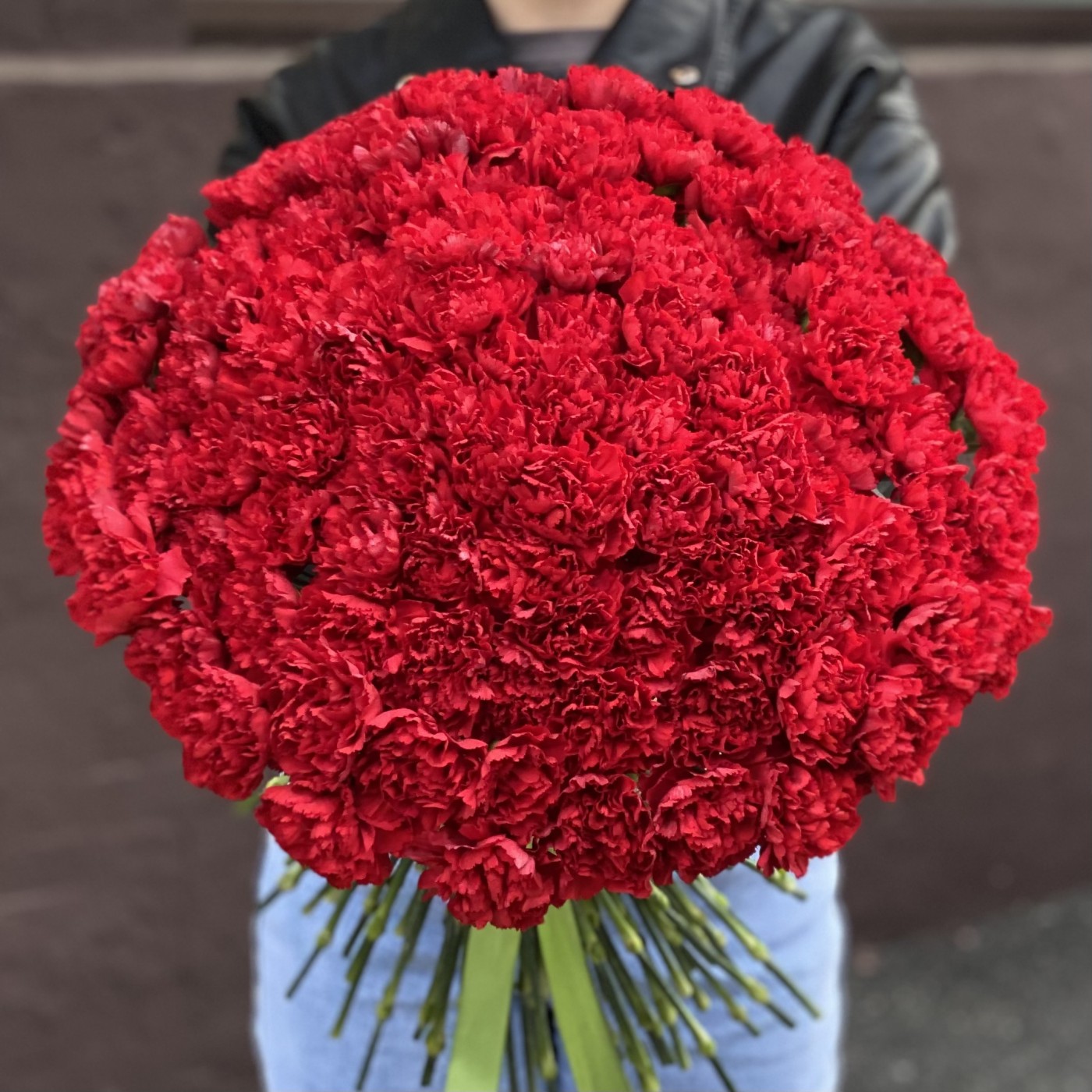 100 красных гвоздик
