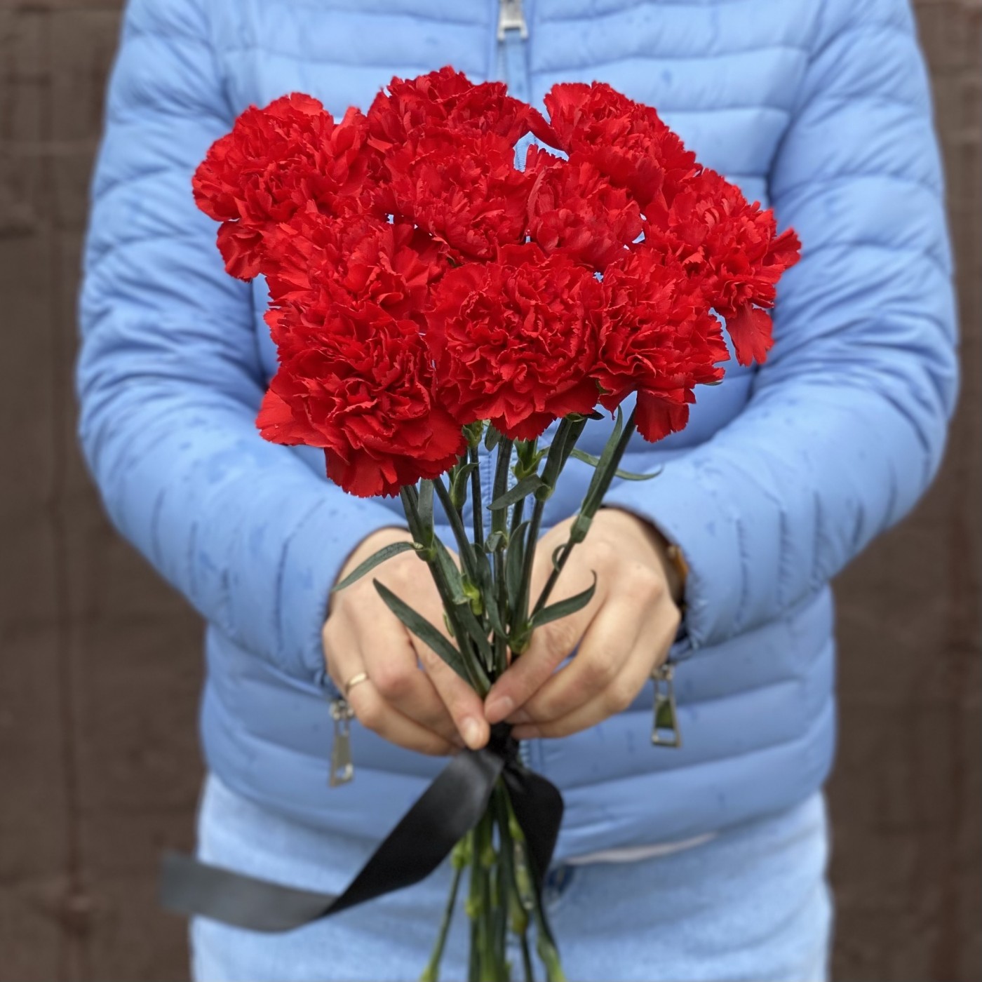 10 красных гвоздик с черной лентой