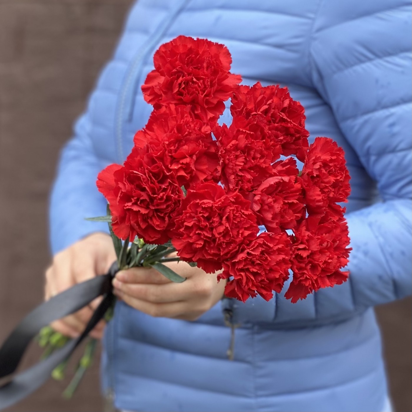 10 красных гвоздик с черной лентой