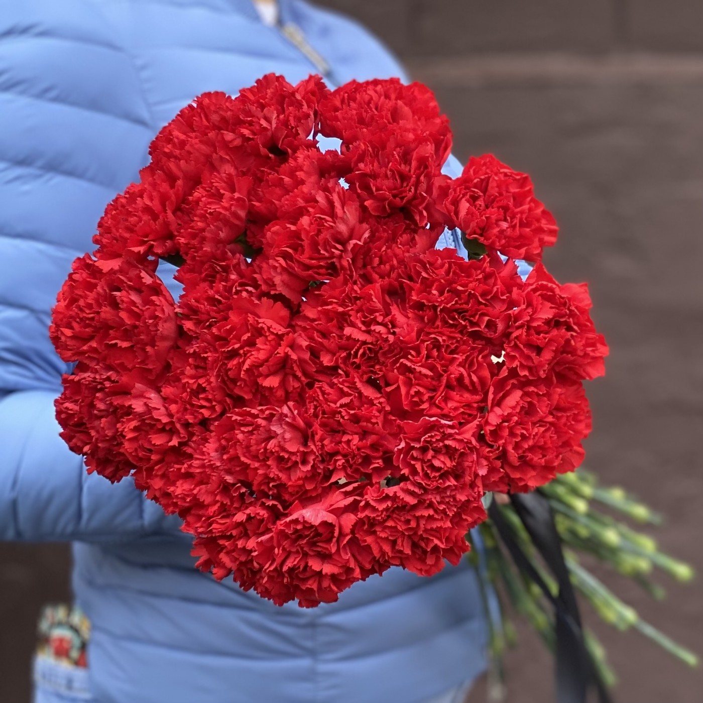 30 красных гвоздик с черной лентой