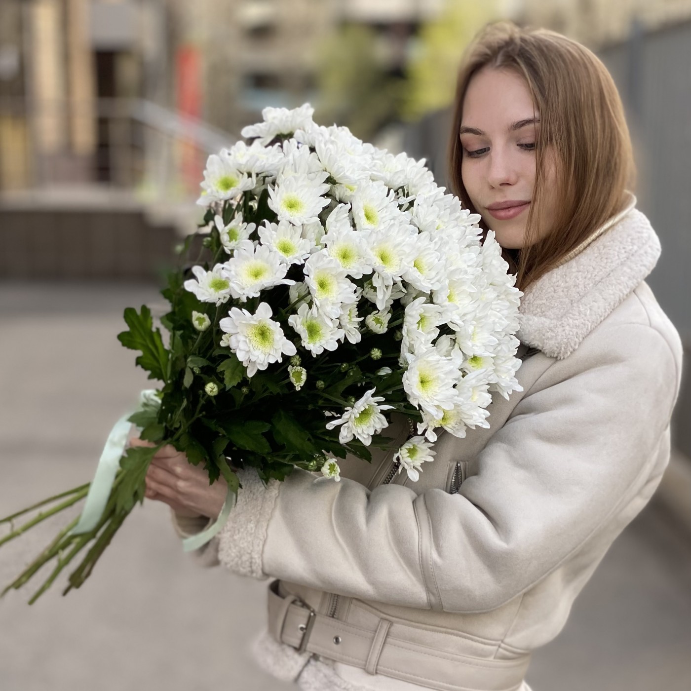 Белая кустовая хризантема Коммандер