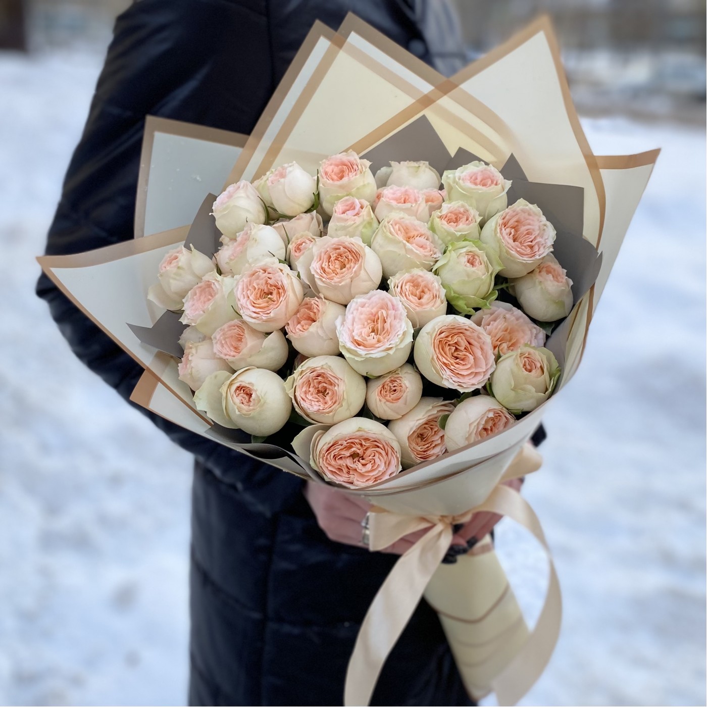 Букет из светло-персиковых кустовых роз Павлова
