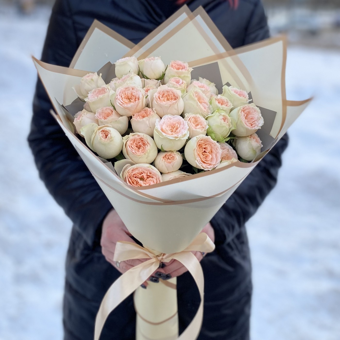 Букет из светло-персиковых кустовых роз Павлова