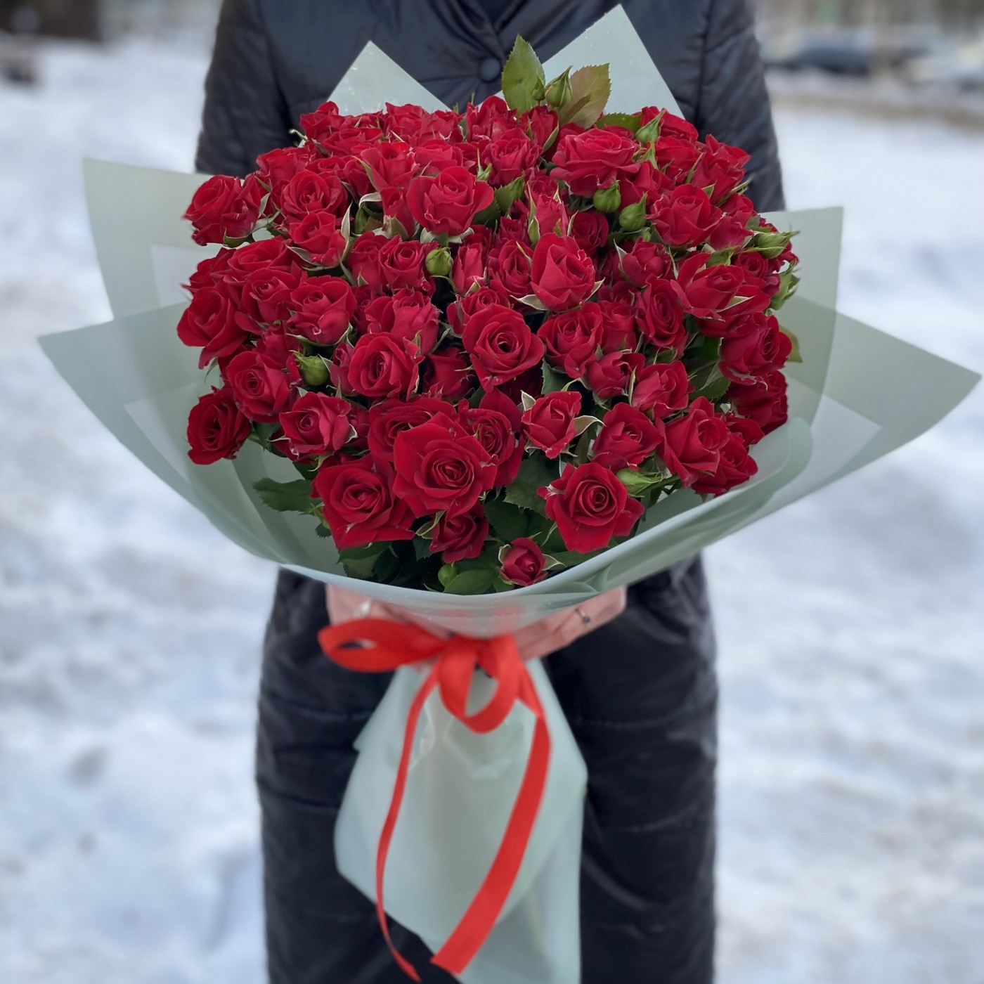 25 кустовых красных роз Рубикон 80 см