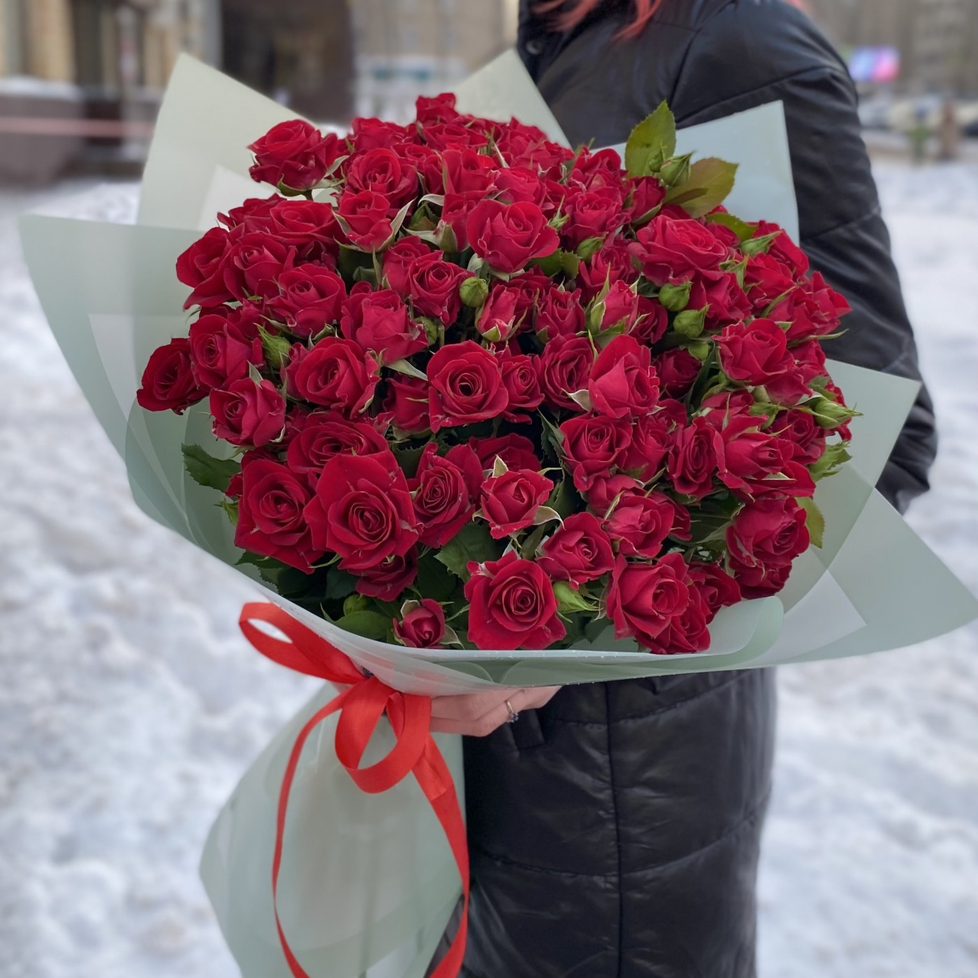 25 кустовых красных роз Рубикон 80 см
