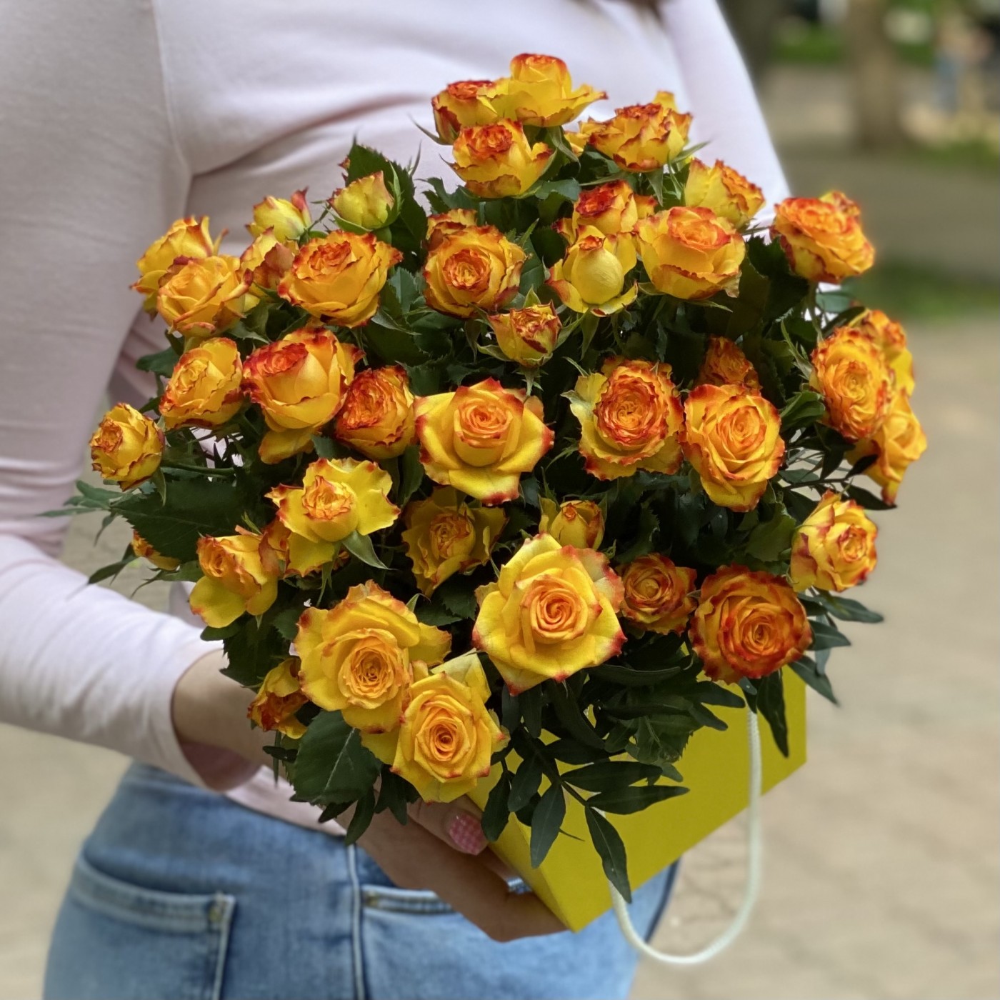 Кустовые желто-красные розы Айлайнер в коробке