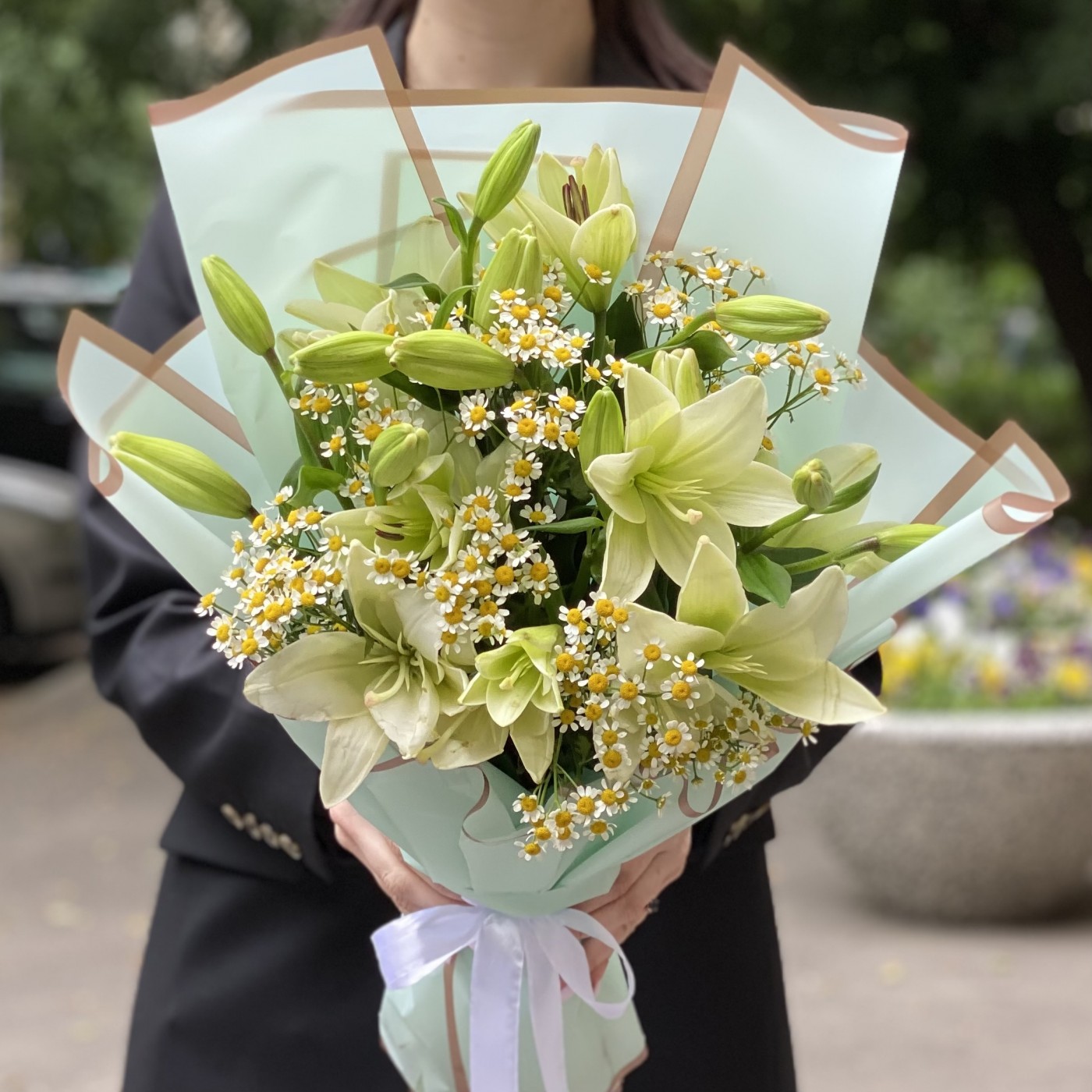 5 белых лилий Азиатка с ромашками
