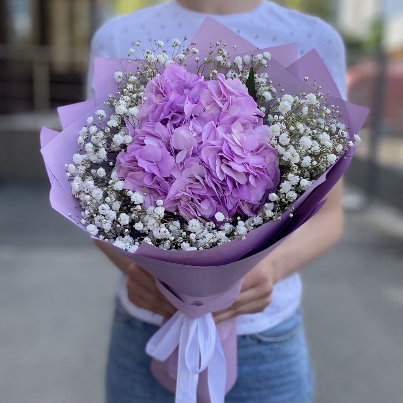 Лиловая гортензия с гипсофилой