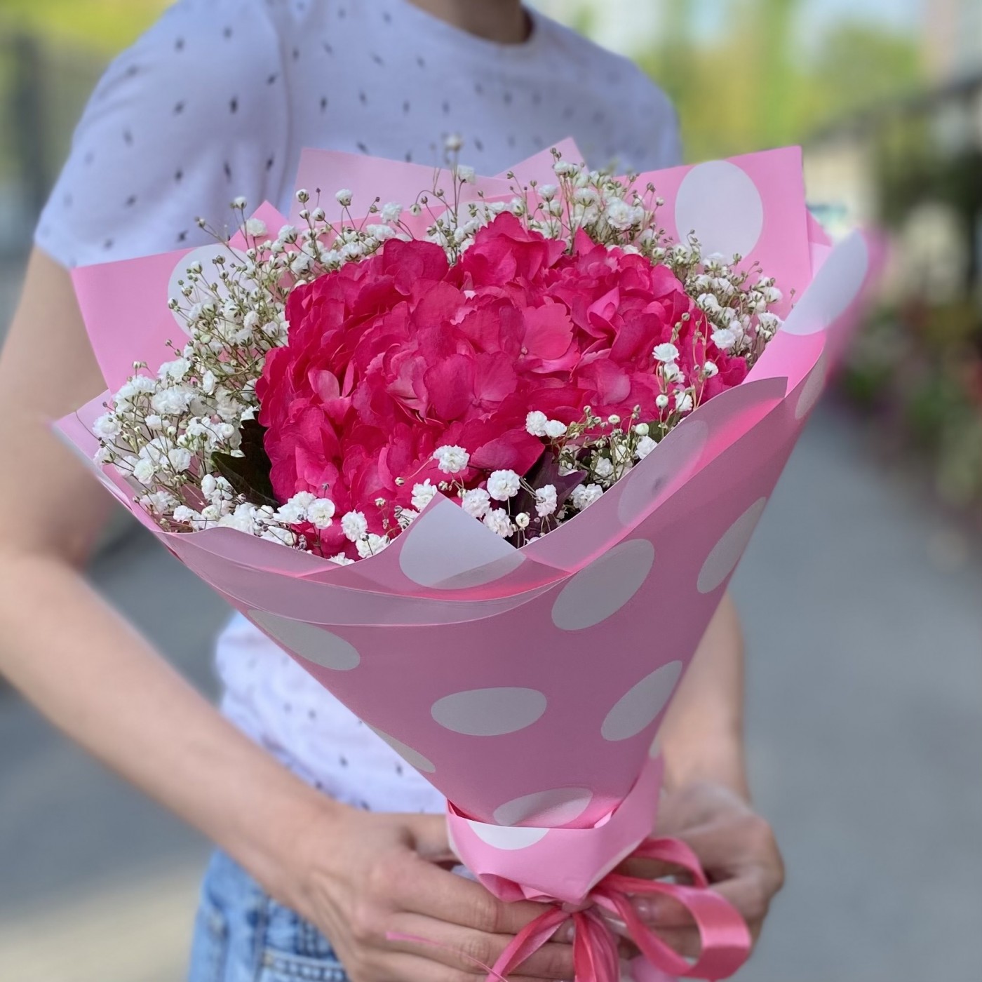 Малиновая гортензия с гипсофилой