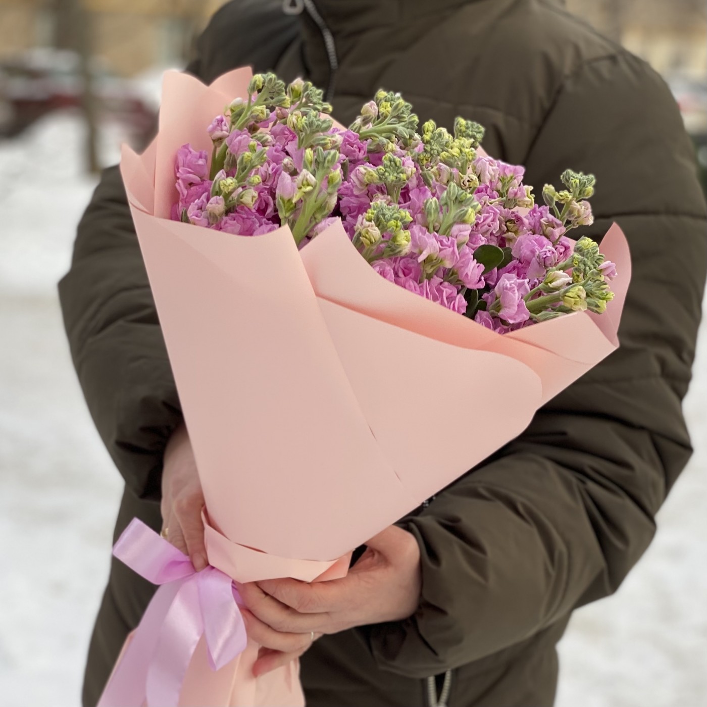 Букет из ароматной малиновой маттиолы