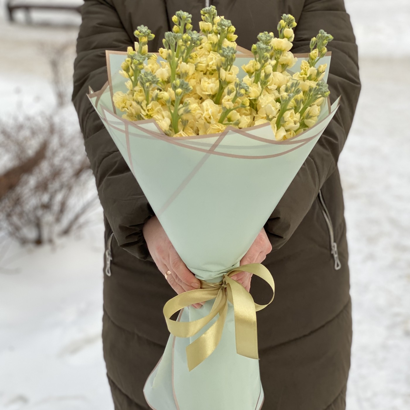 Букет из ароматной желтой маттиолы