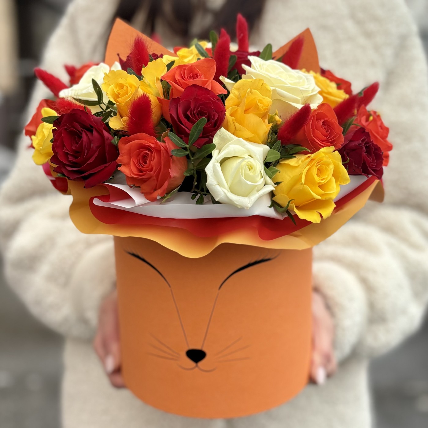 Микс роз в коробке Лисичка