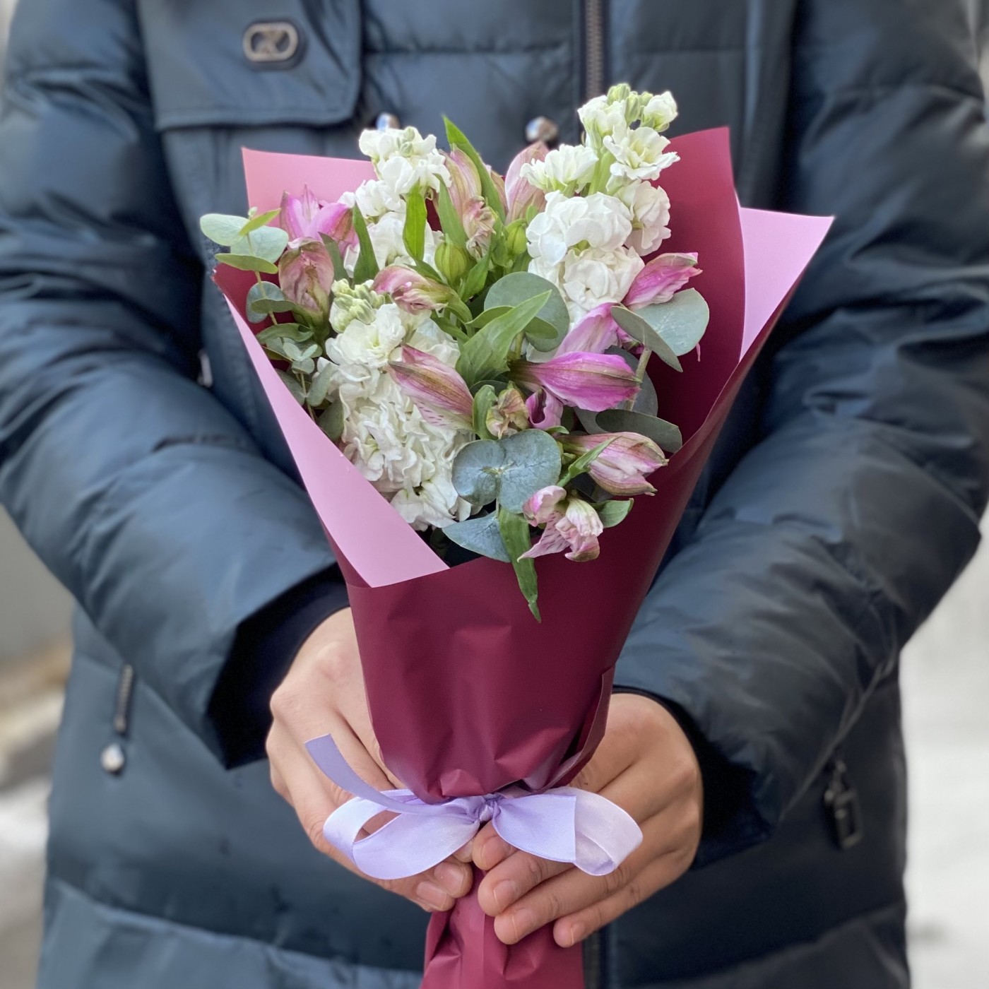 Бело-розовый букет с маттиолой и альстромерией