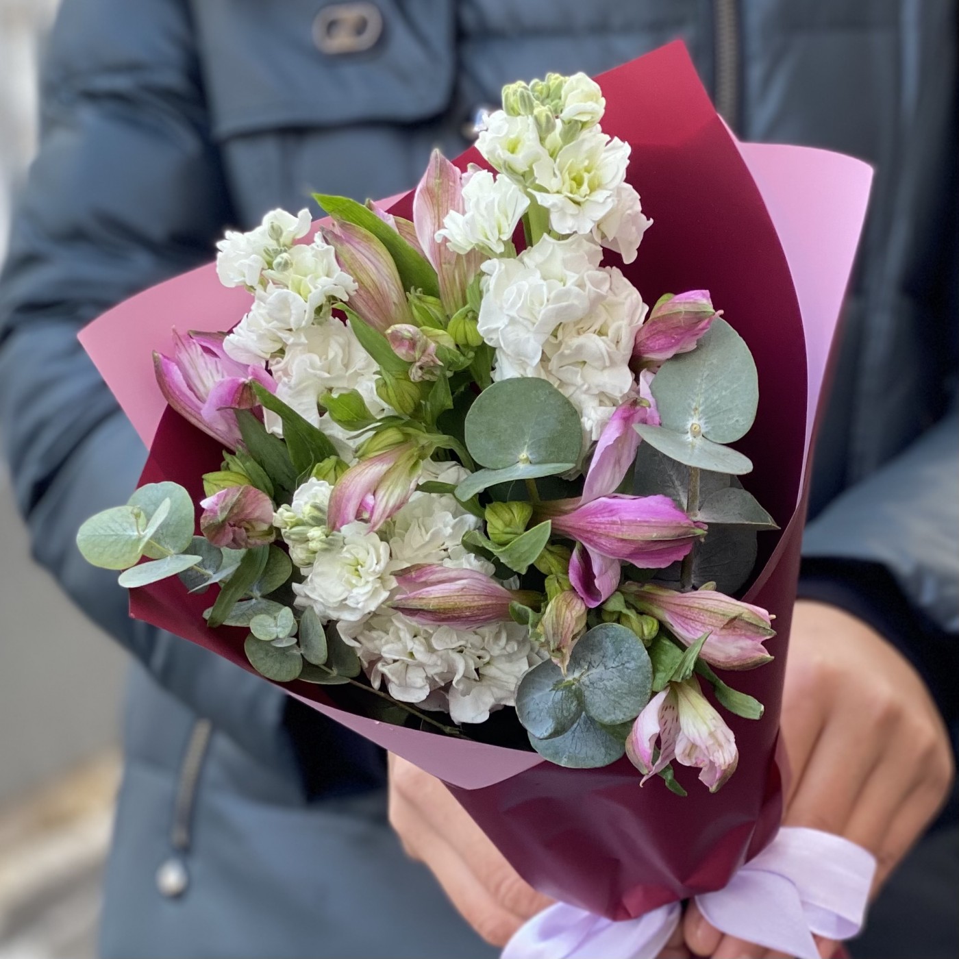 Бело-розовый букет с маттиолой и альстромерией