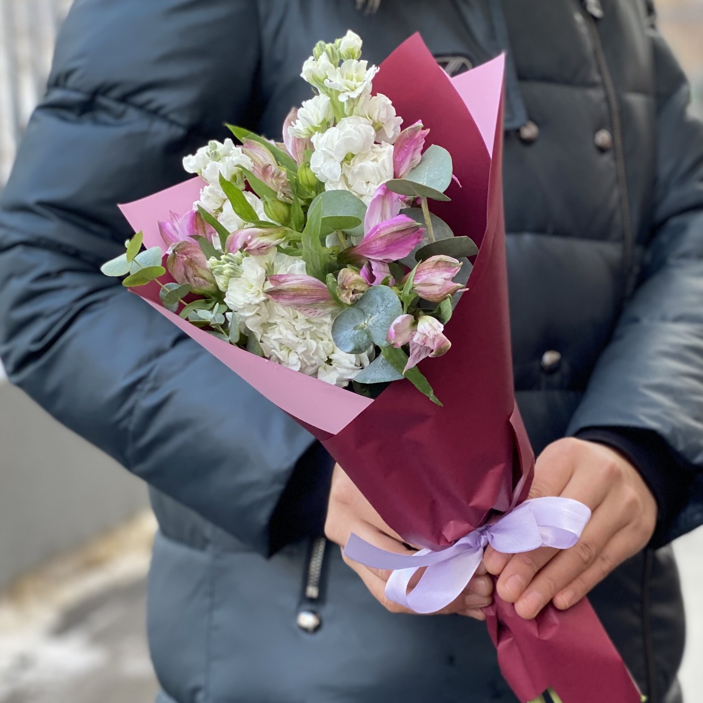 Бело-розовый букет с маттиолой и альстромерией