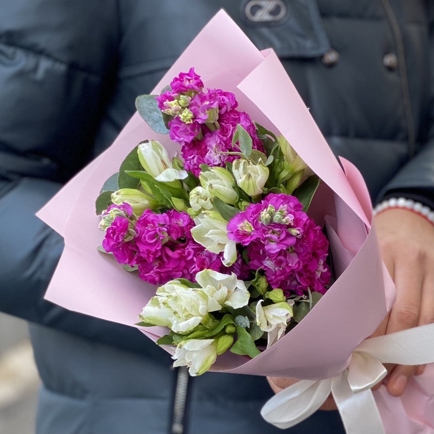 Бело-малиновый букет с маттиолой и альстромерией