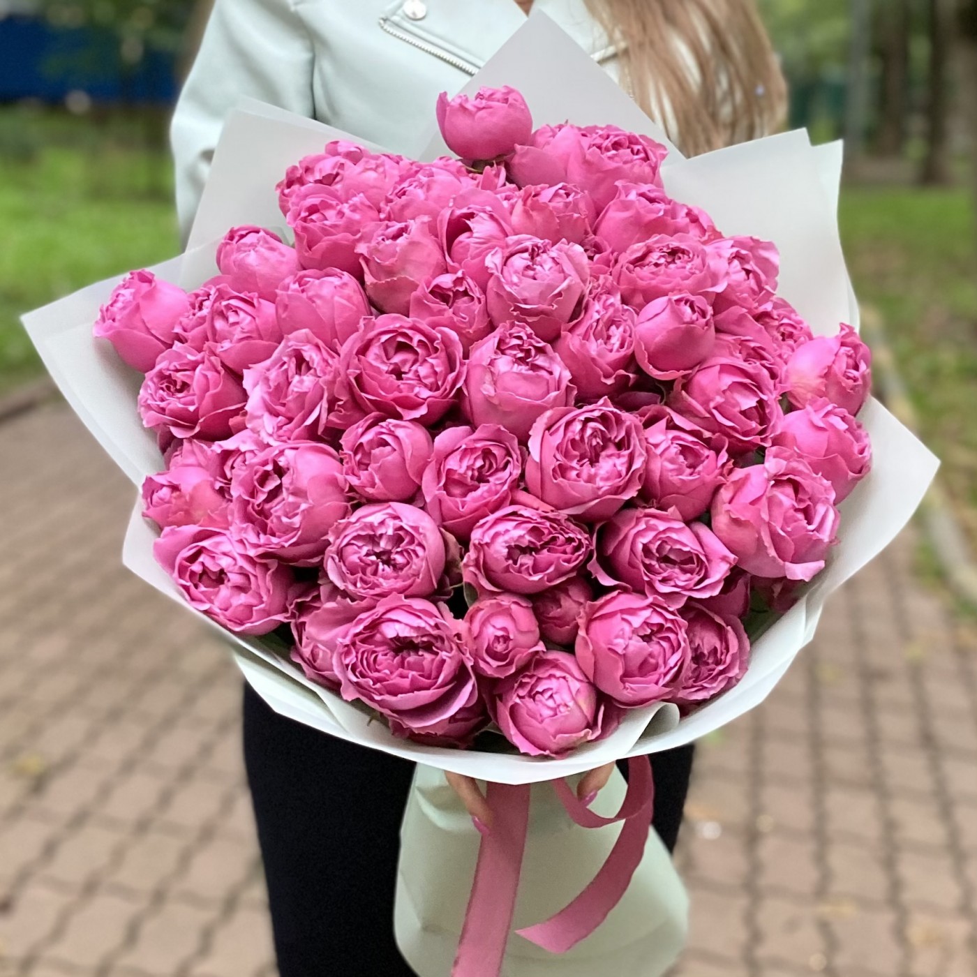 15 кустовых пионовидных роз Мисти Баблс