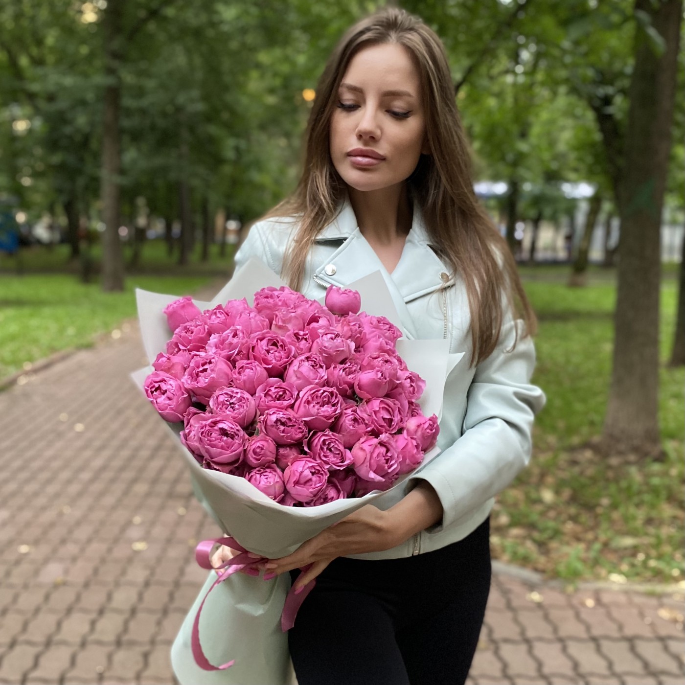 15 кустовых пионовидных роз Мисти Баблс