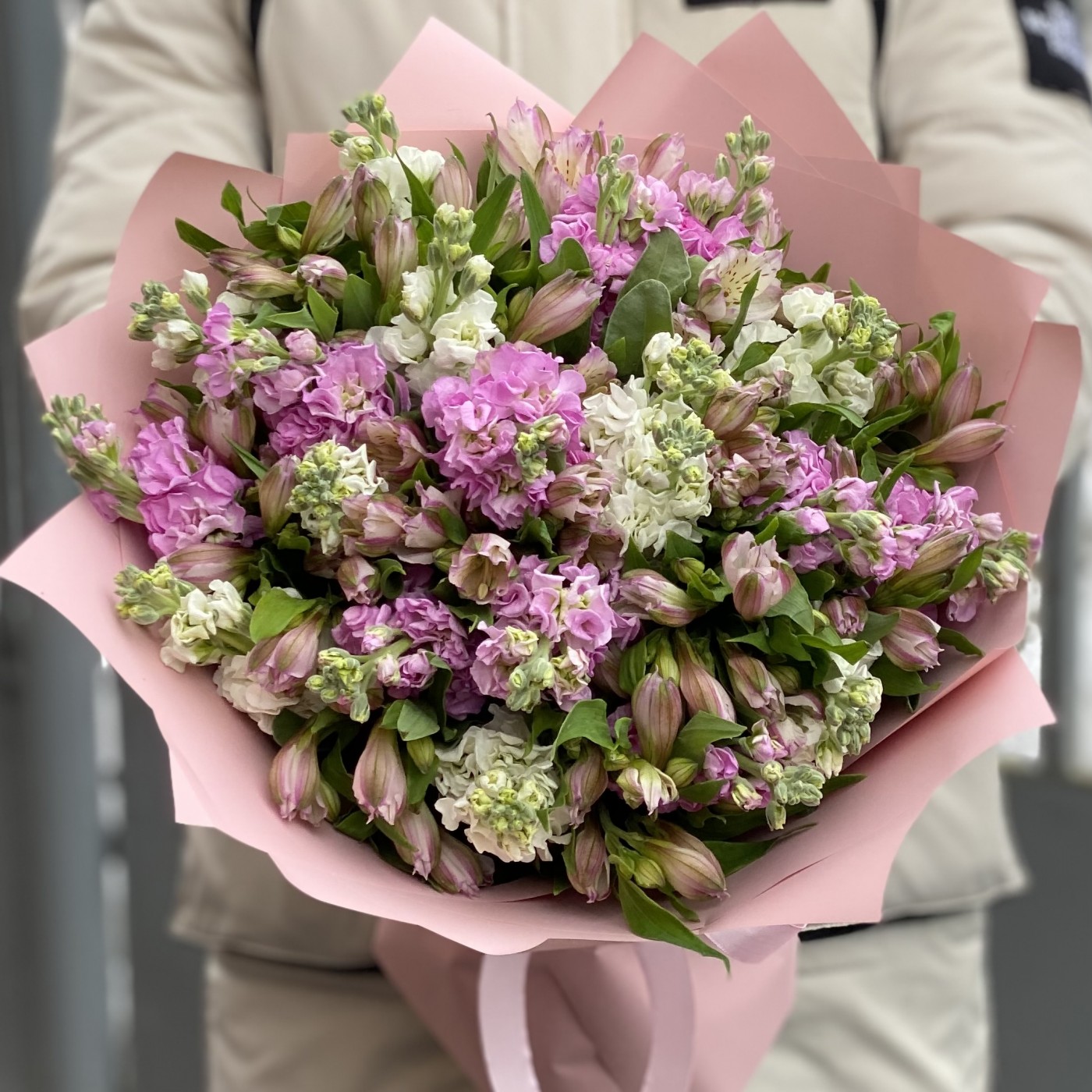 Нежный букет из ароматных маттиол и альстромерии
