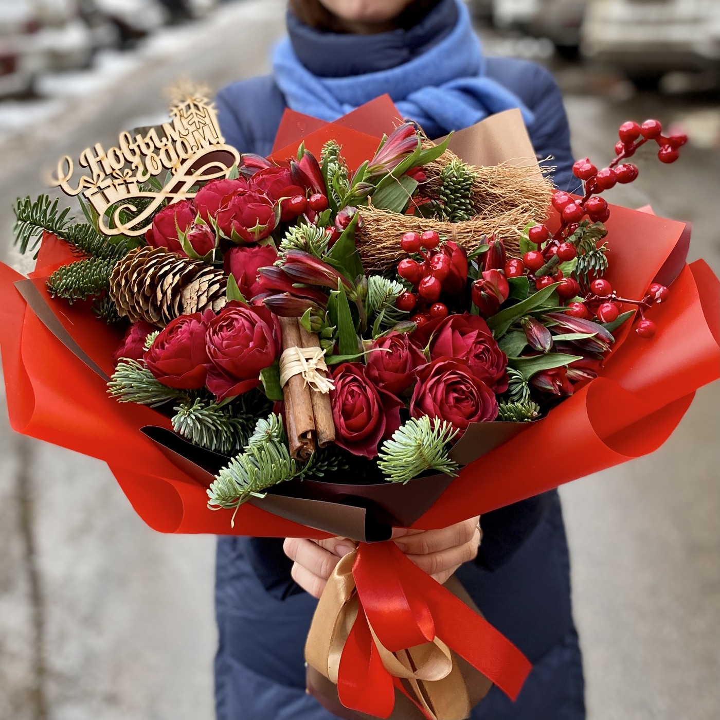 Новогодний букет из шишек и красных роз