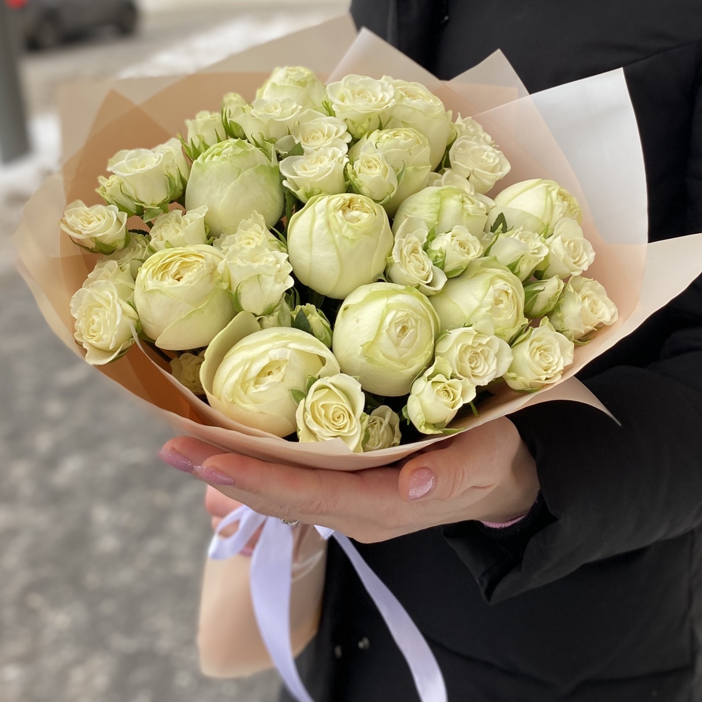 Белый букет пионовидных и кустовых роз