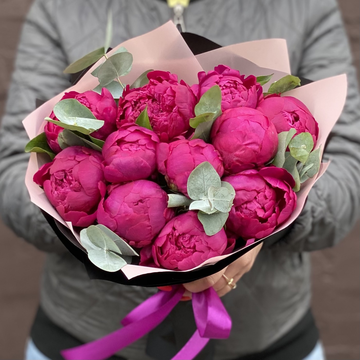 11 фиолетовых пионов с эвкалиптом