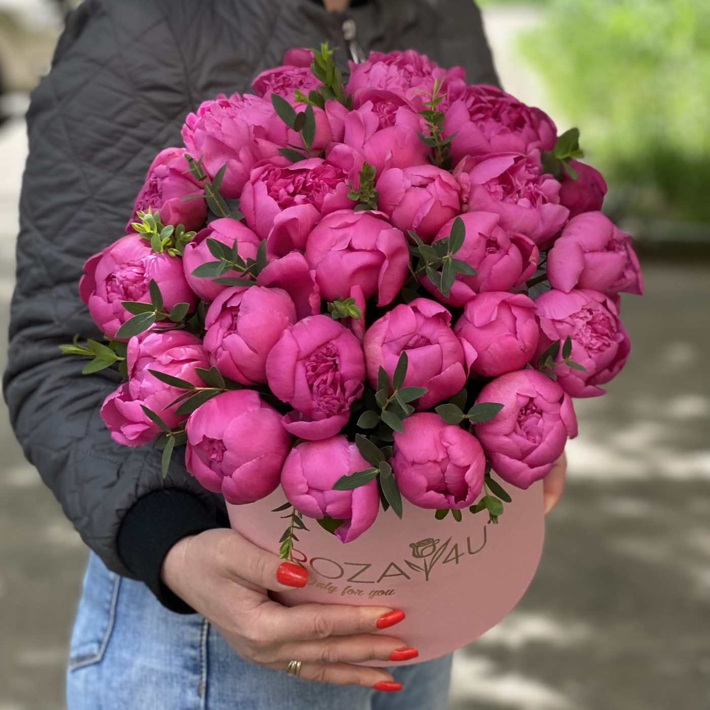 25 малиновых пионов в коробке