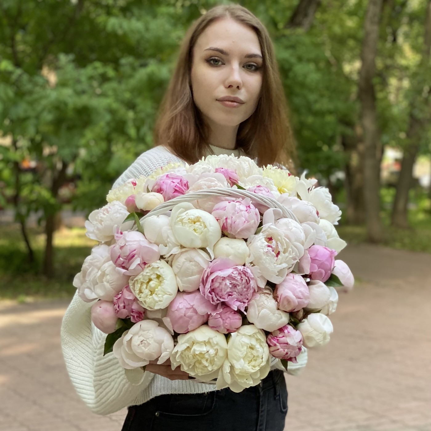 51 белый и розовый пион в корзине