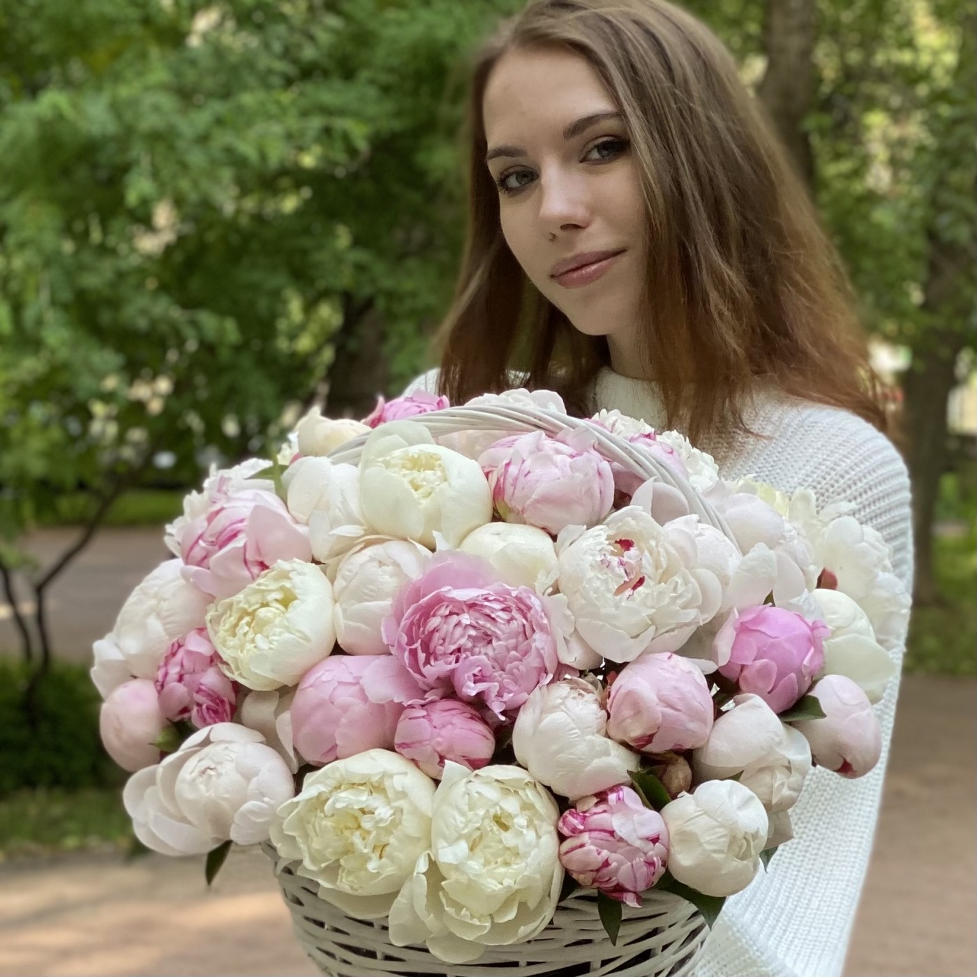 51 белый и розовый пион в корзине