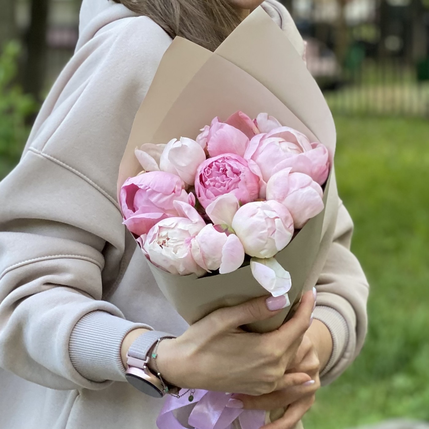 9 нежно-розовых пионов Гардения