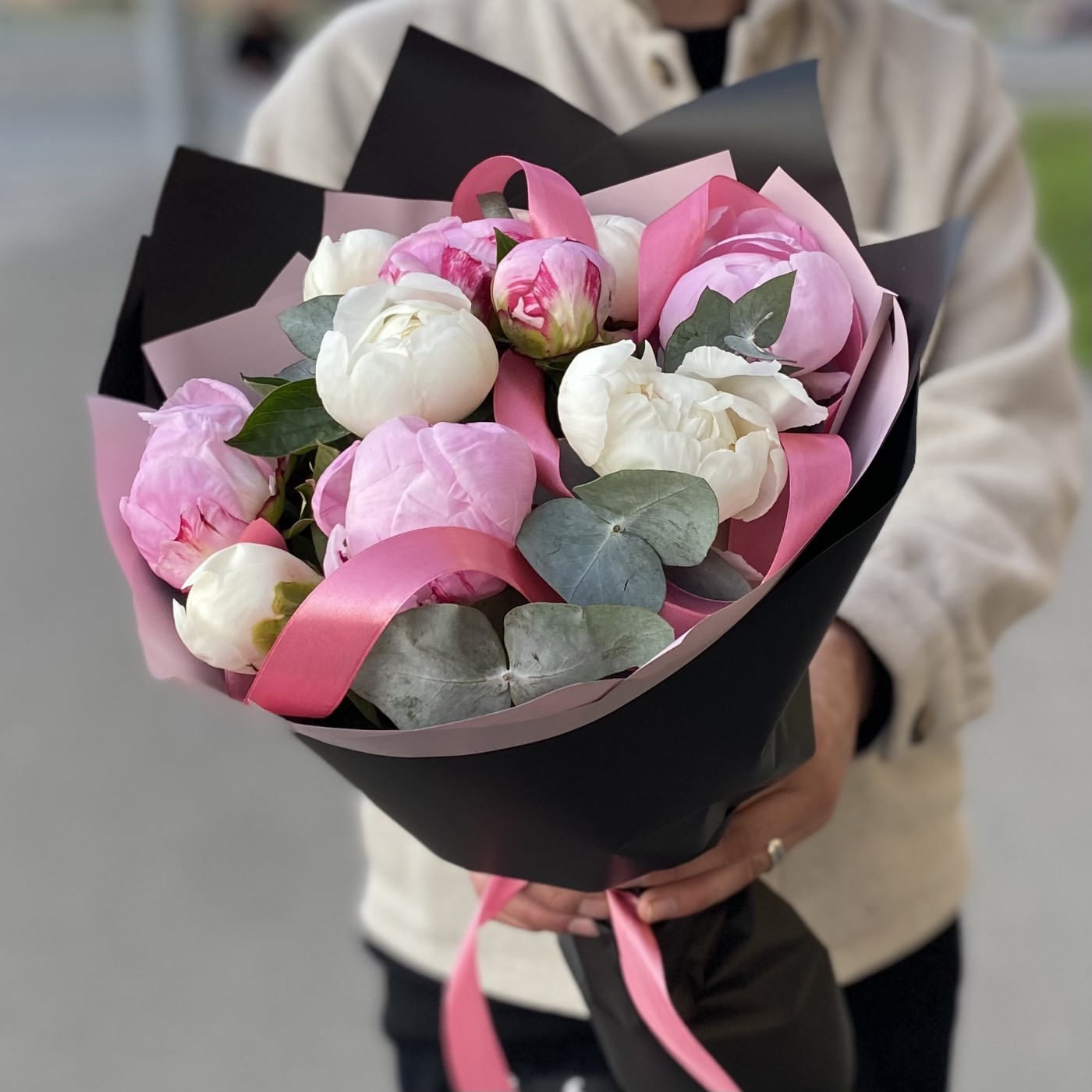 Дуэт из 11 розовых и белых пионов