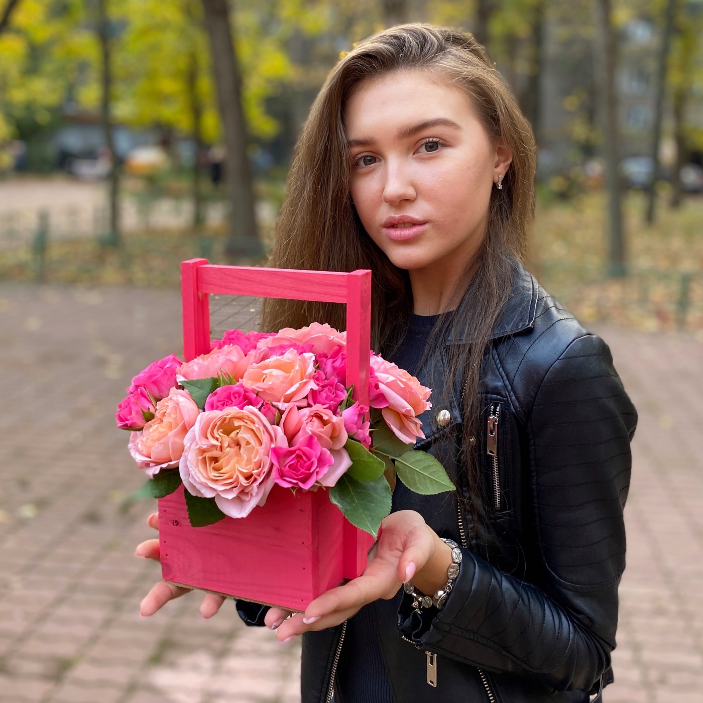 Пионовидные розы в ящике